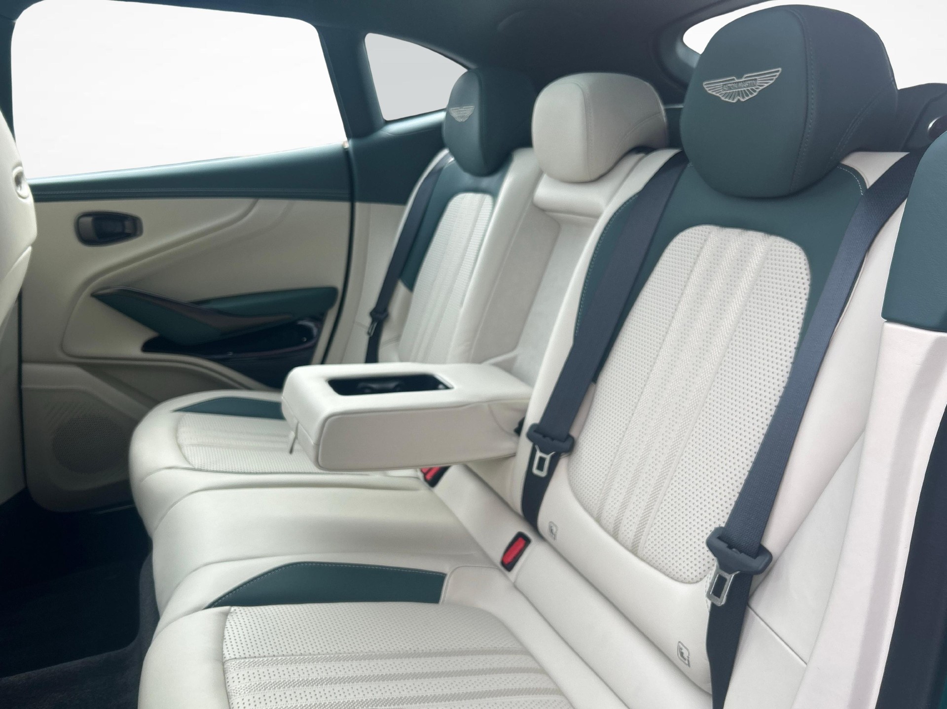 ASTON MARTIN DBX 707 4.0 V8 Bi-Turbo-image-17