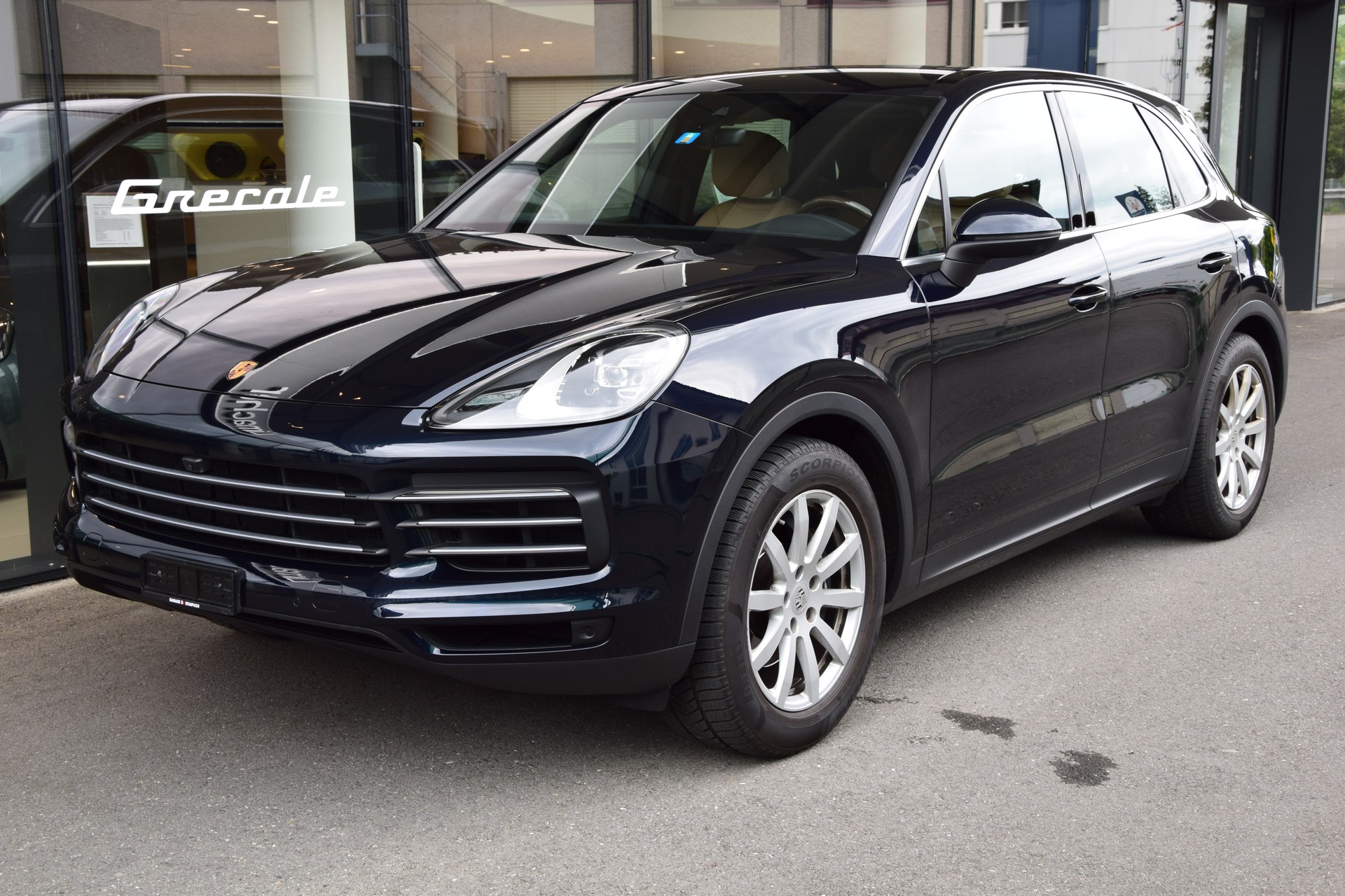 PORSCHE Cayenne-showroom-element-1
