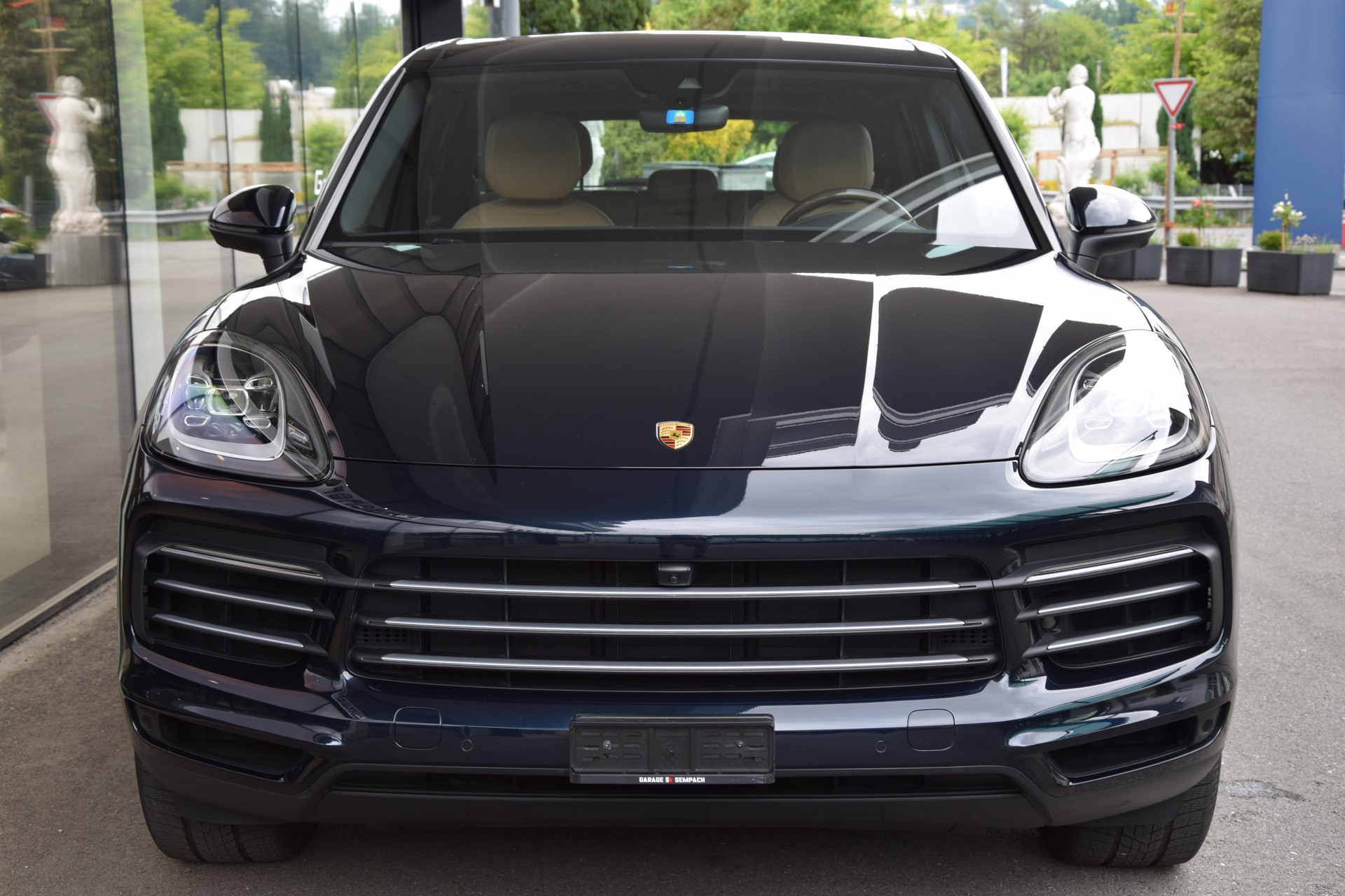 PORSCHE Cayenne-showroom-element-2