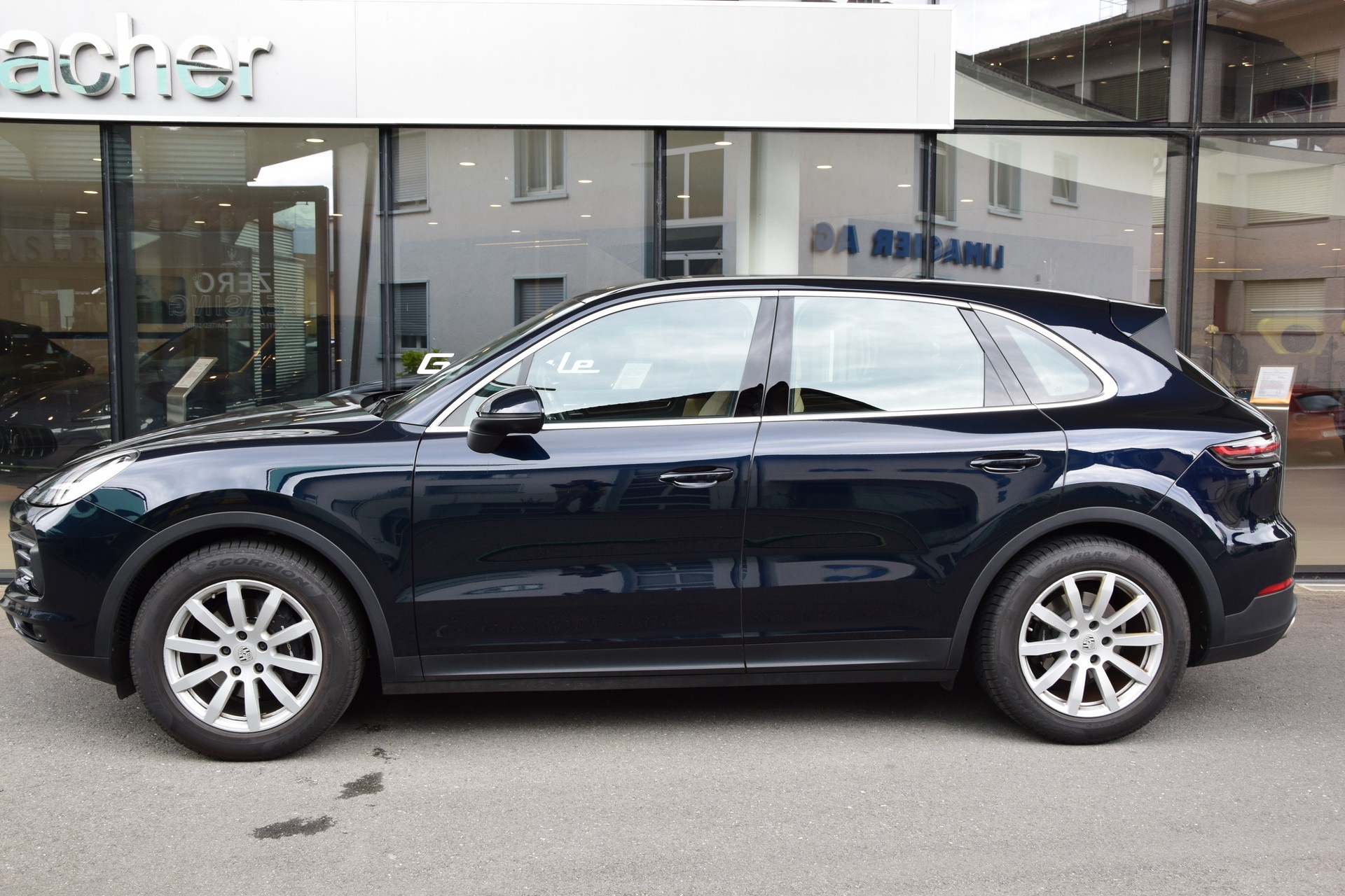 PORSCHE Cayenne-showroom-element-3