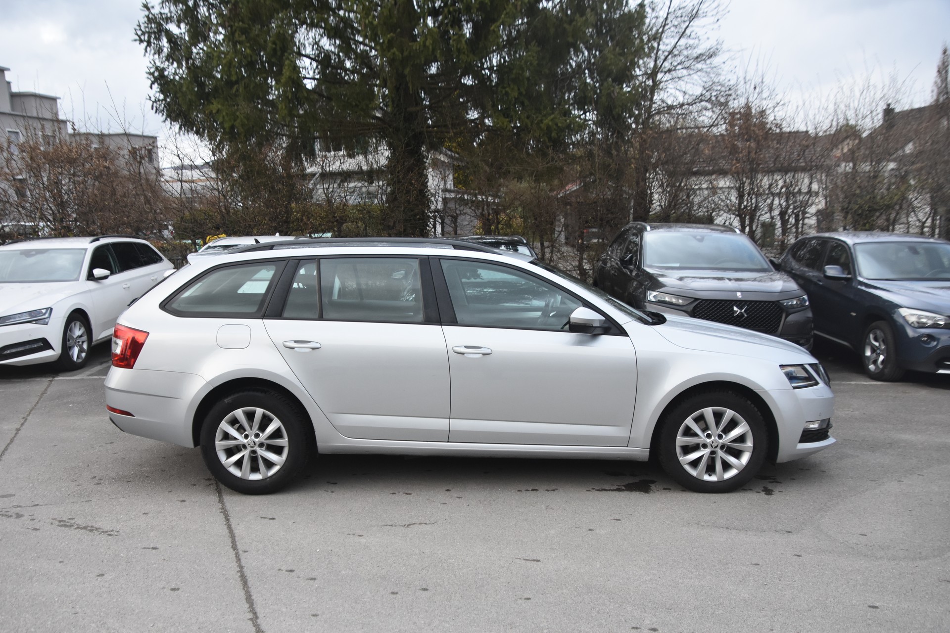 SKODA Octavia Combi 2.0 TDI Ambition DSG-image-3