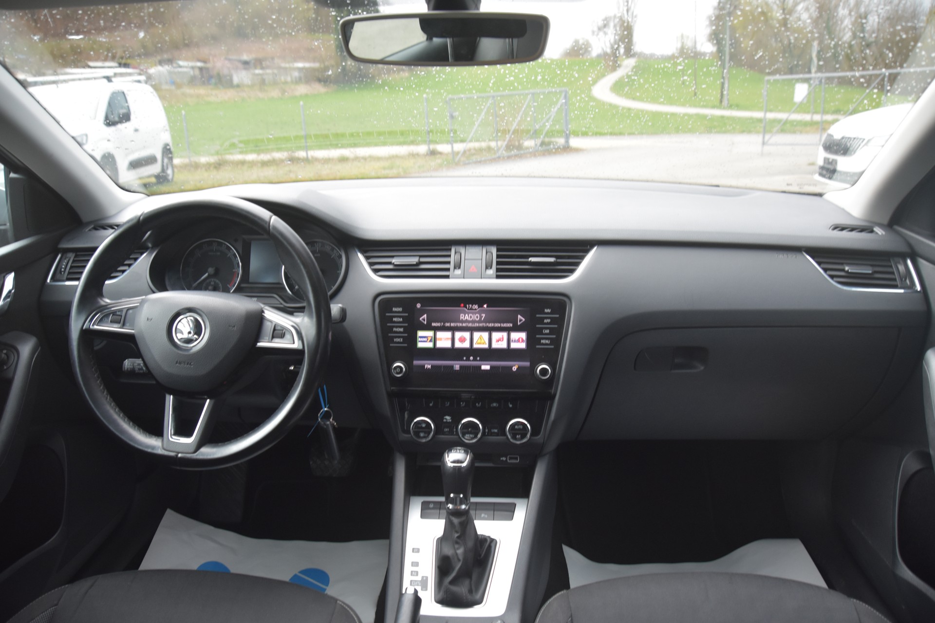 SKODA Octavia Combi 2.0 TDI Ambition DSG-image-9