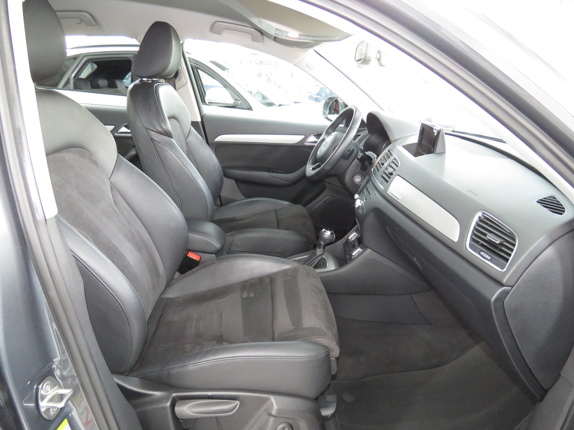 AUDI Q3 2.0 TDI Quattro S-tronic (Automat)-image-11