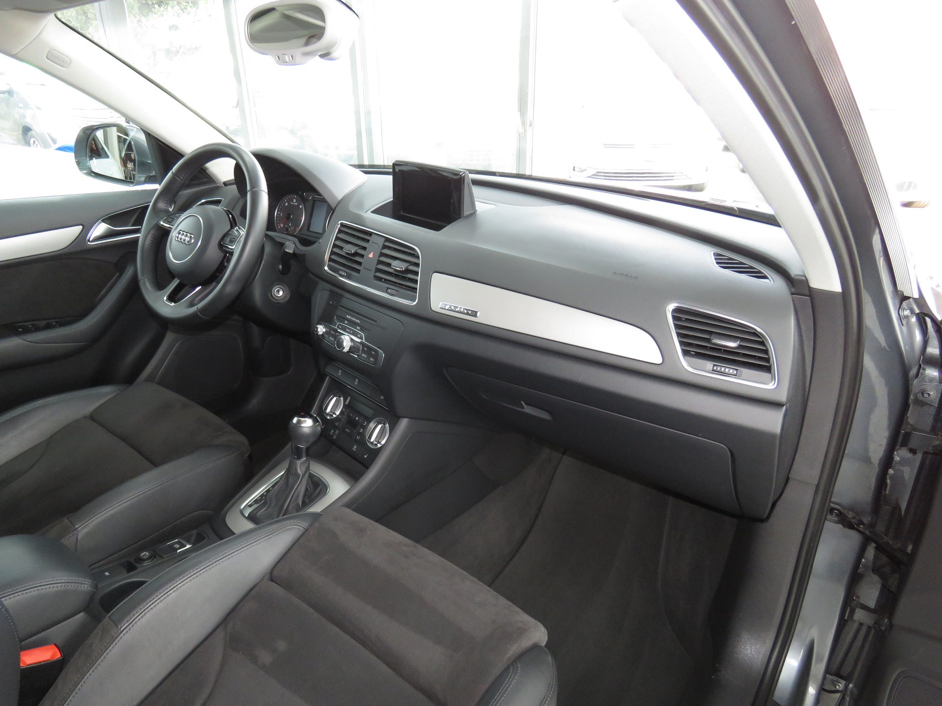 AUDI Q3 2.0 TDI Quattro S-tronic (Automat)-image-10