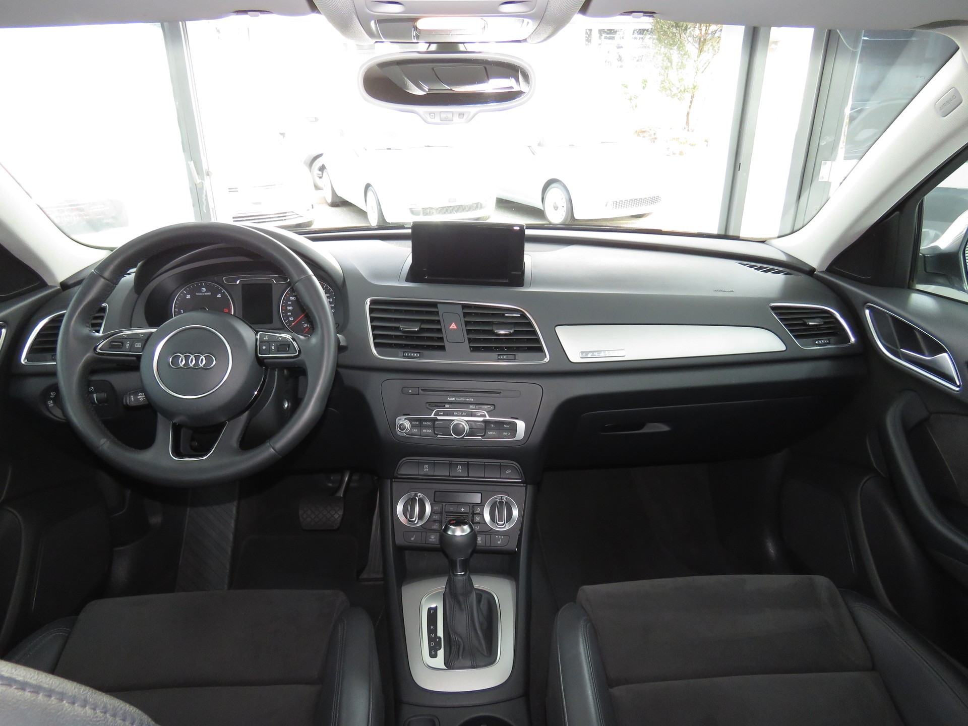 AUDI Q3 2.0 TDI Quattro S-tronic (Automat)-image-13