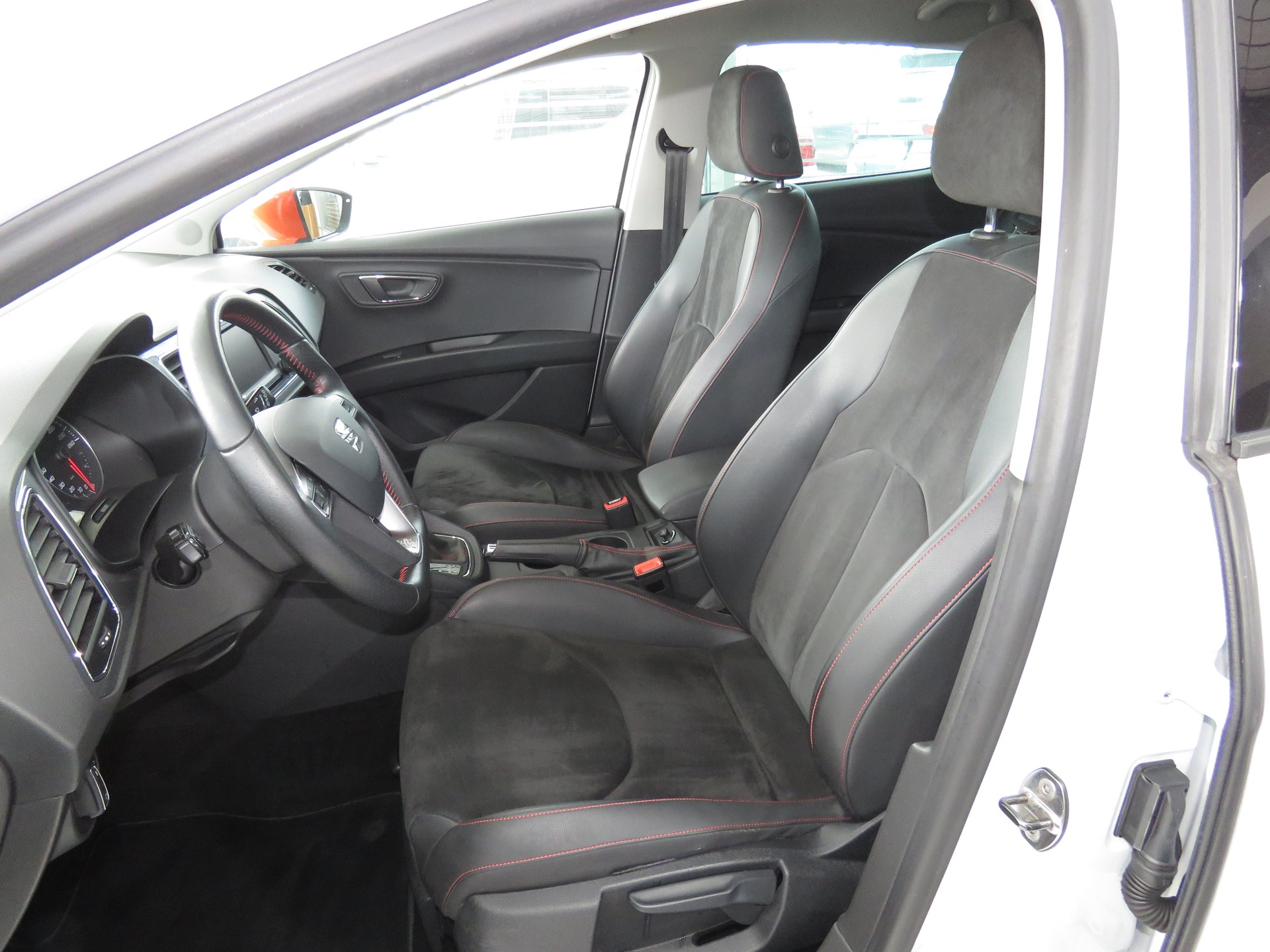 SEAT Leon 1.8 TSI FR DSG-image-8
