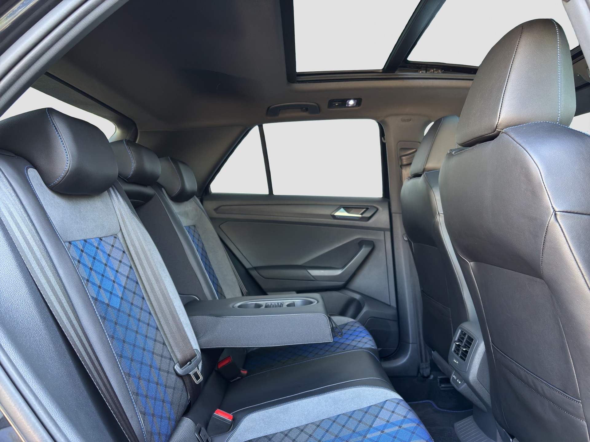 VW T-Roc 2.0 TSI R DSG 4Motion-image-17