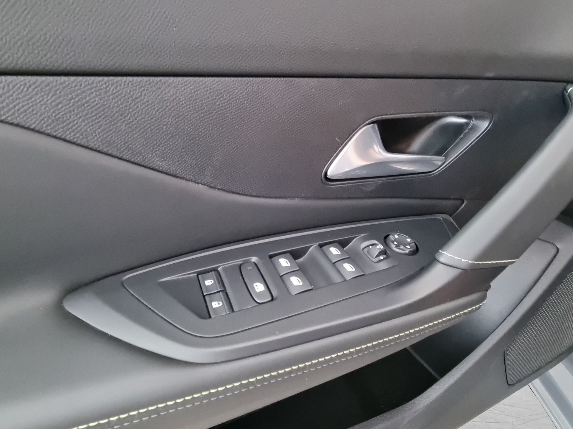 PEUGEOT 408 1.6 PHEV 225 GT-image-11