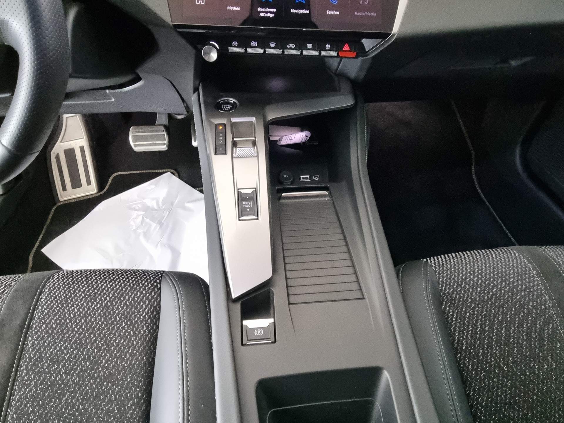PEUGEOT 408 1.6 PHEV 225 GT-image-9