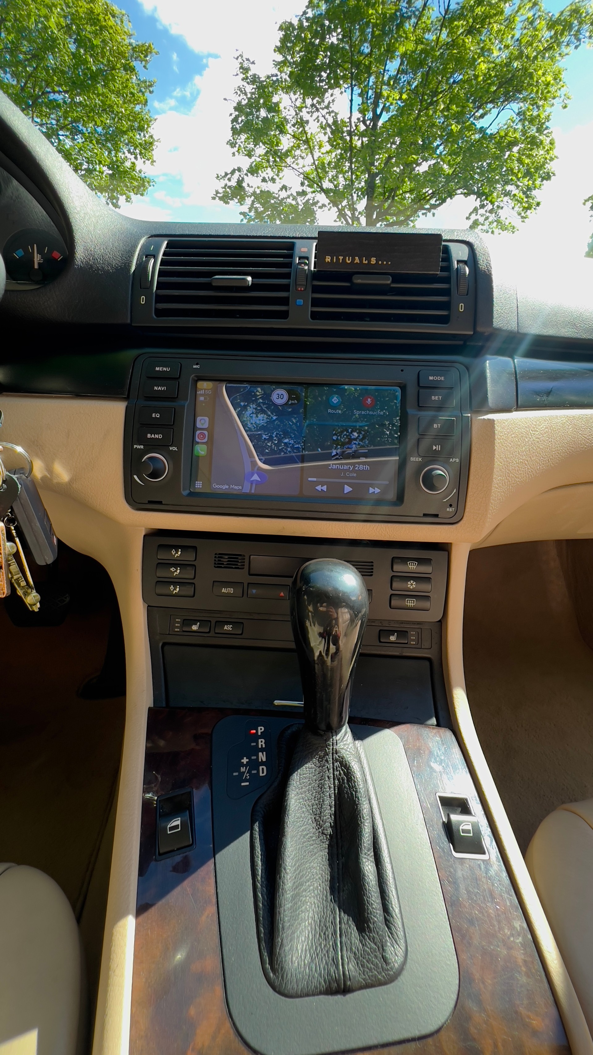 BMW 325i-image-7