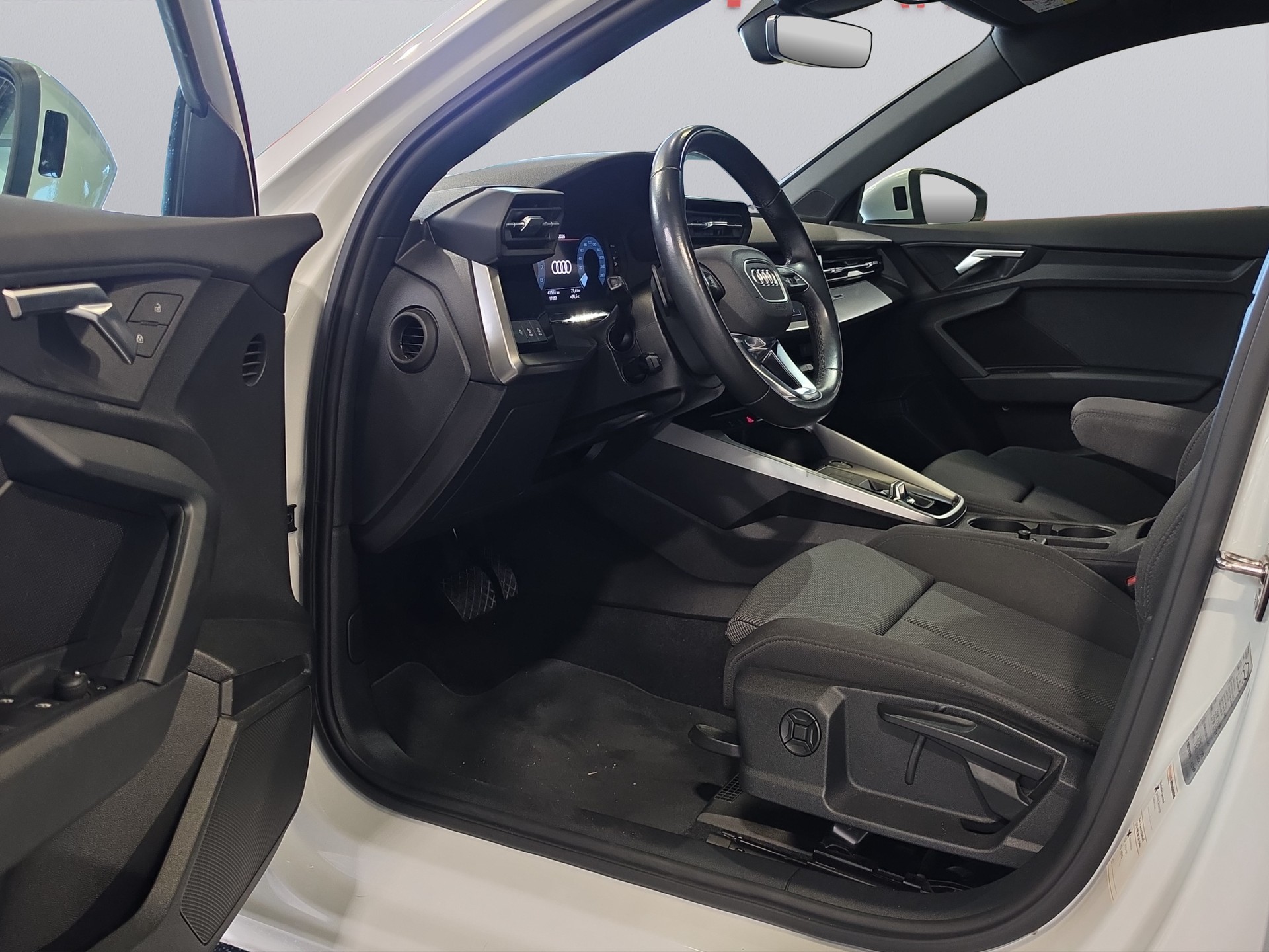 AUDI A3 Sportback 35 TFSI Attraction S-tronic-image-8