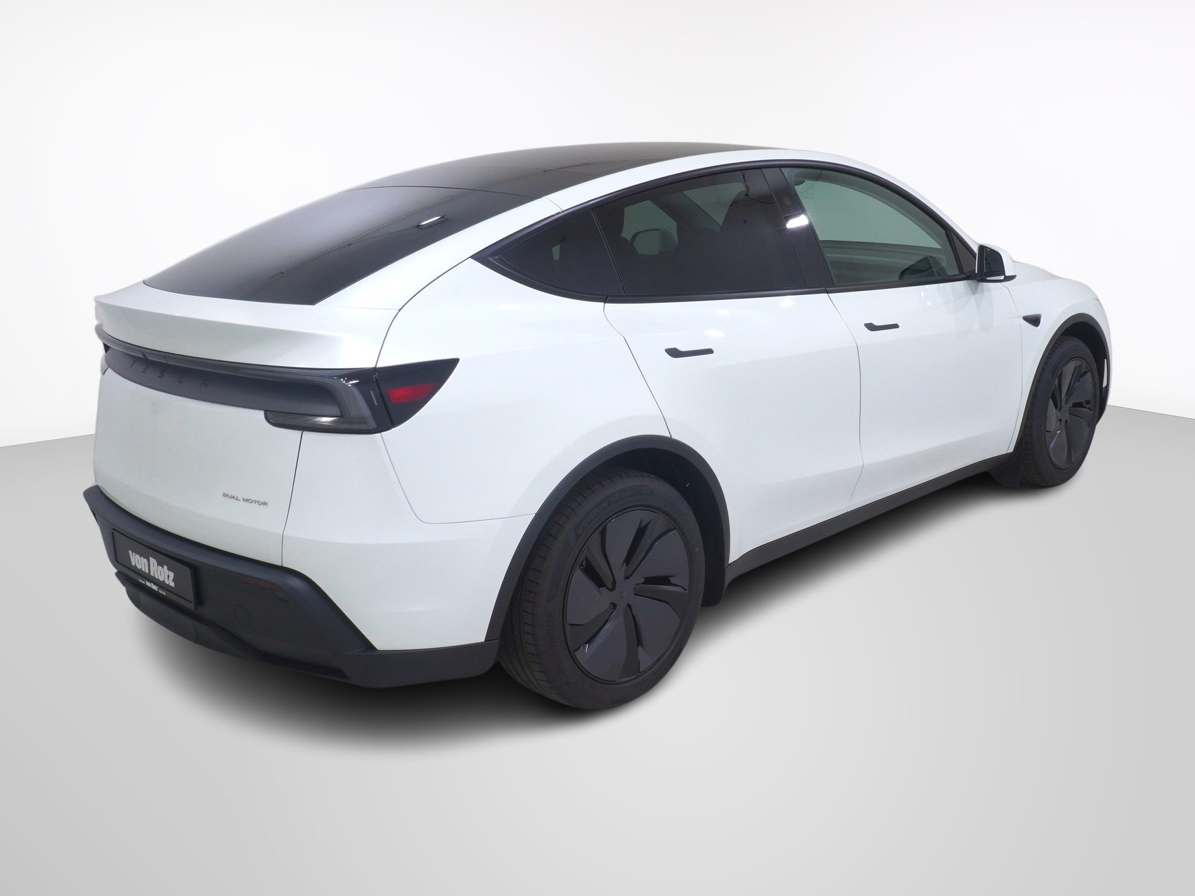 TESLA Model Y Premium AWD-image-4