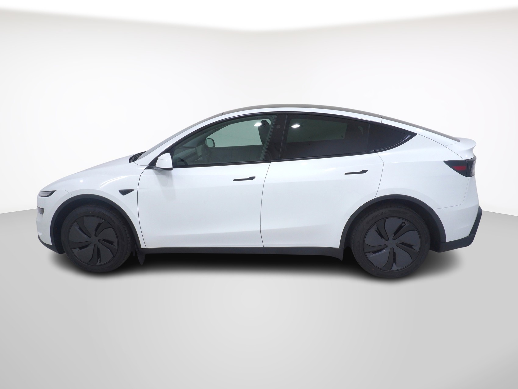 TESLA Model Y Premium AWD-showroom-element-1