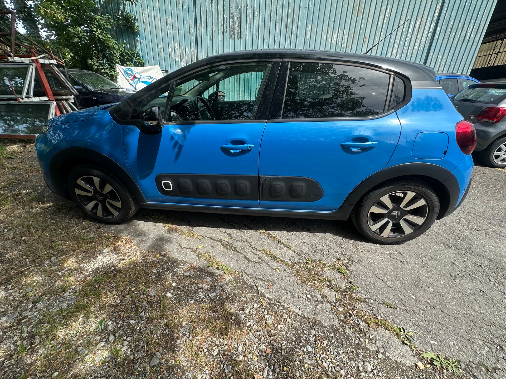 CITROEN C3 1.2i PureTech Shine-image-2
