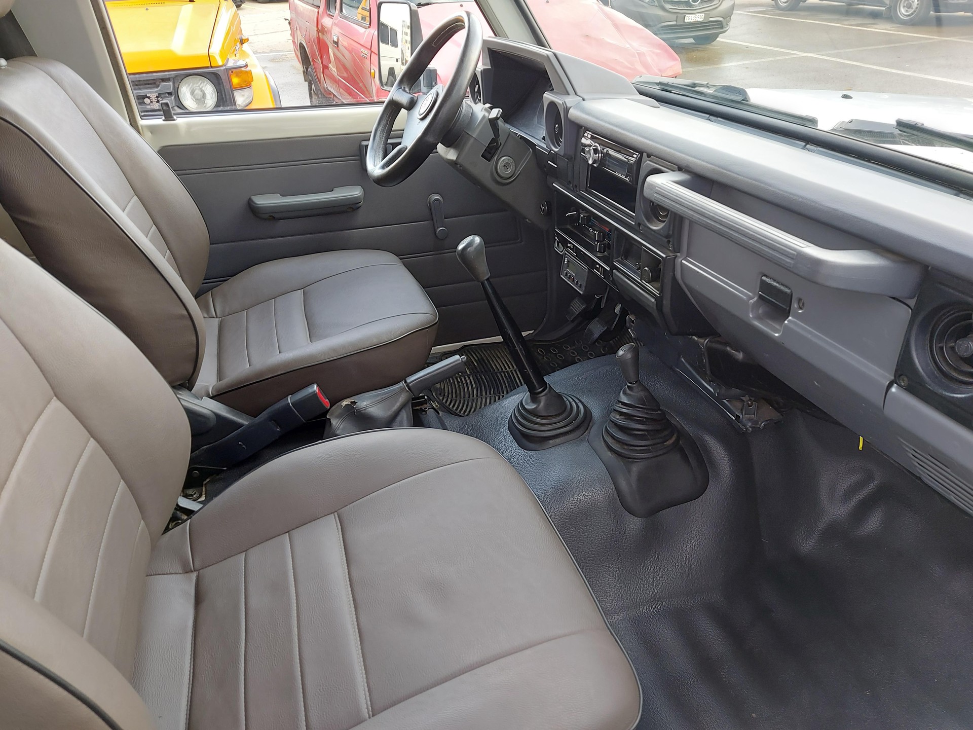 TOYOTA LandCruiser HZJ78-image-11