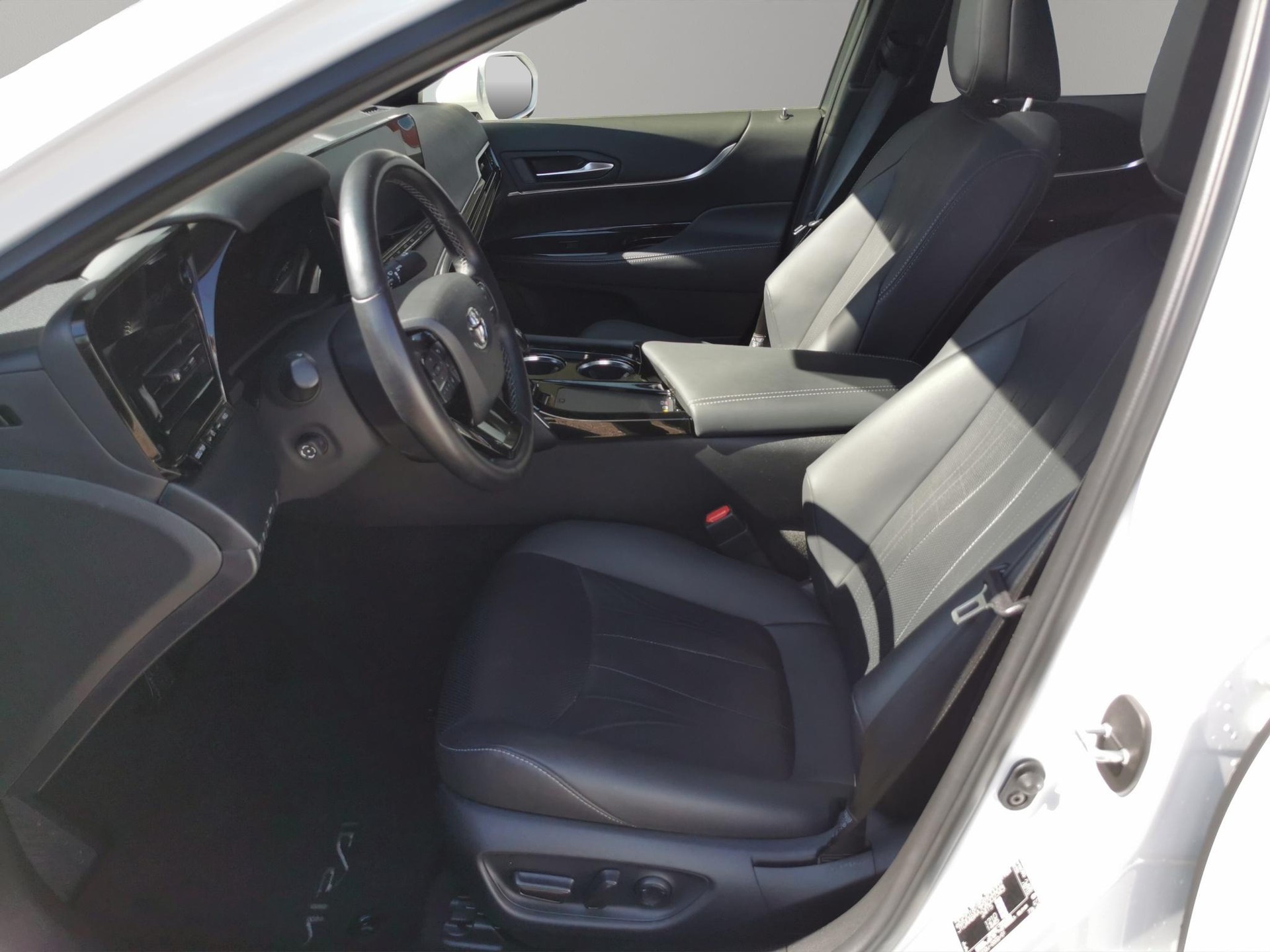 TOYOTA Mirai Fuel Cell Platinum-showroom-element-1