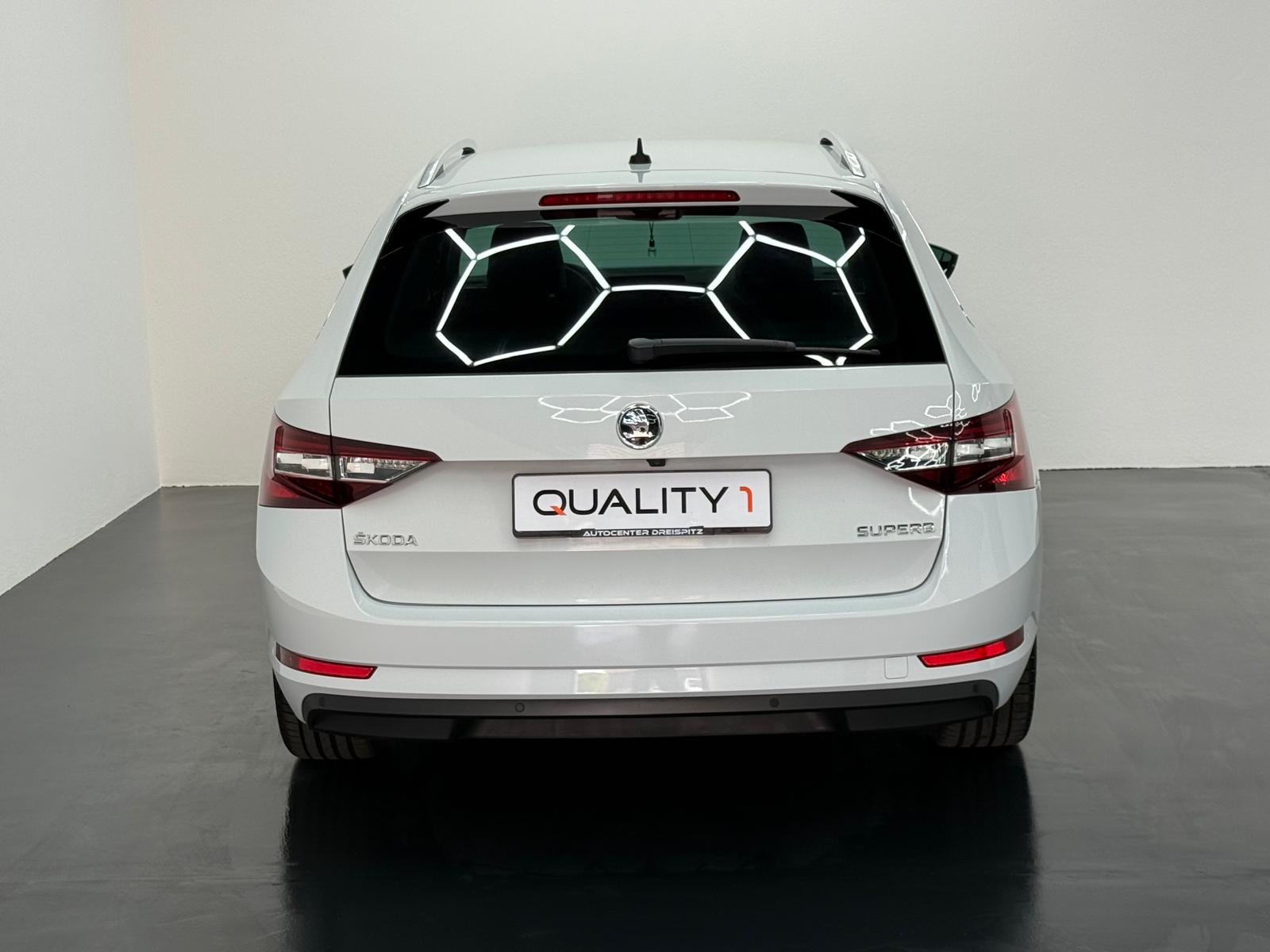 SKODA Superb Combi 2.0 TDi Laurin & Klement-image-5