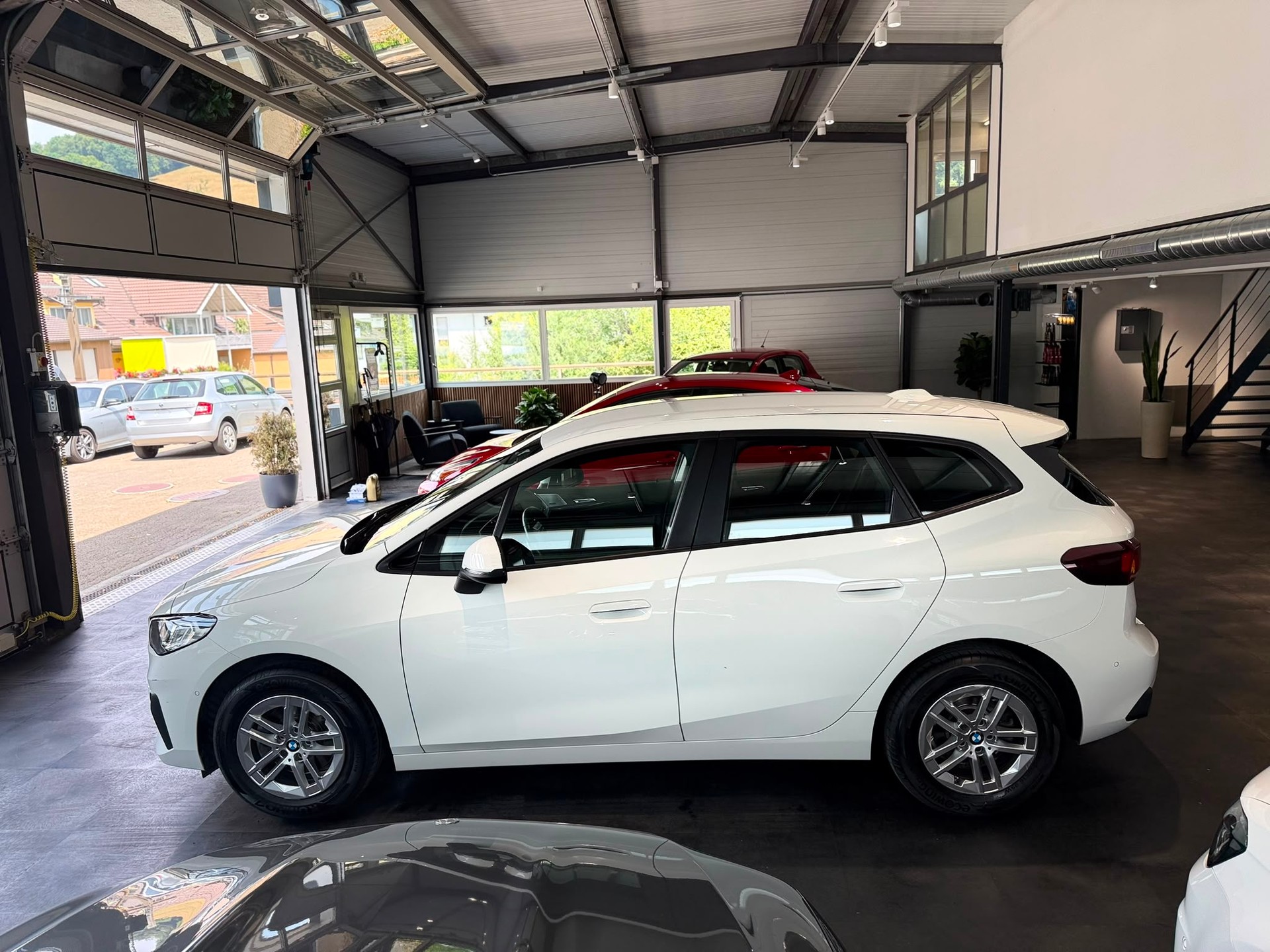 BMW 218i Active Tourer DKG-showroom-element-1