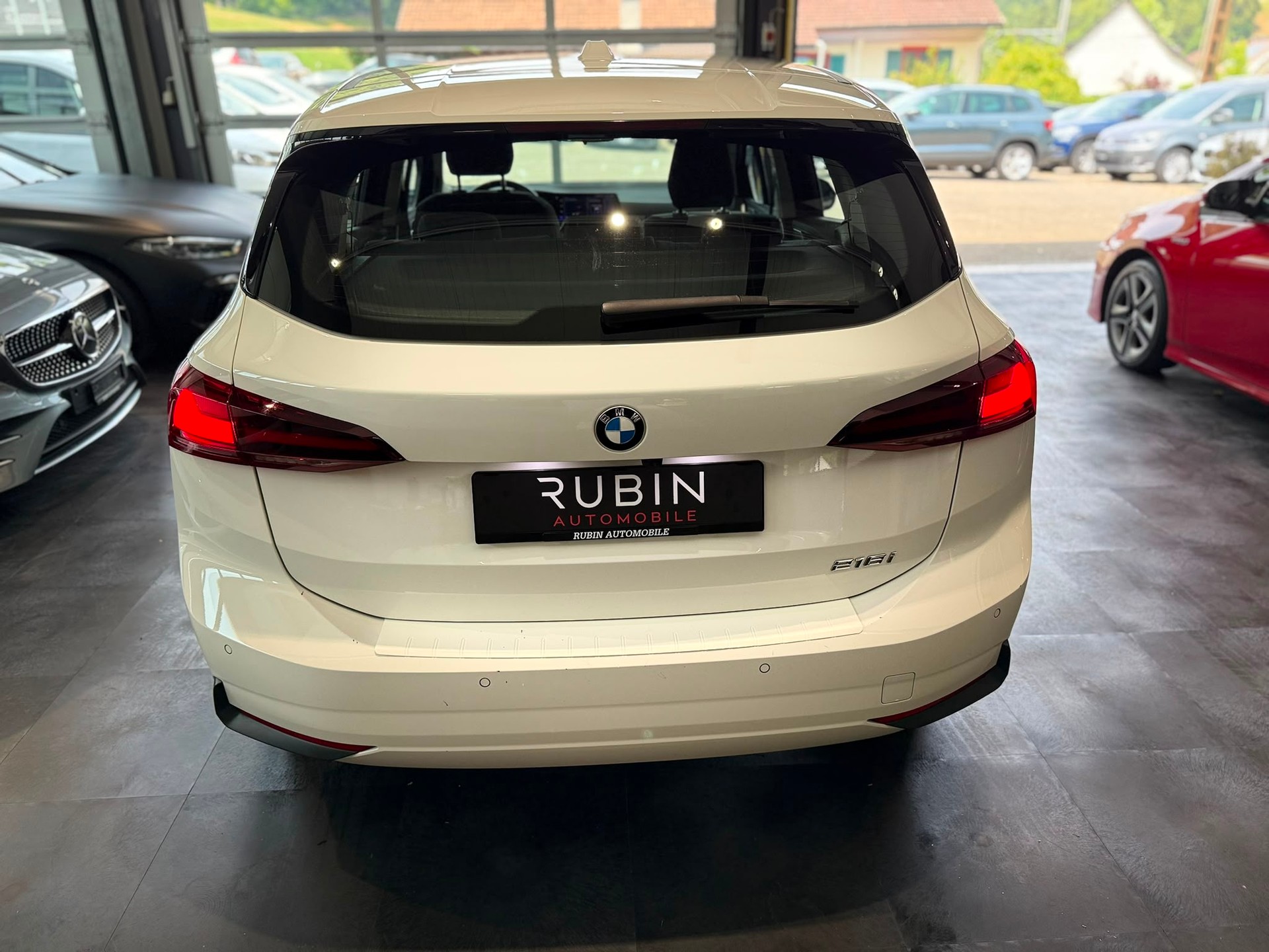 BMW 218i Active Tourer DKG-showroom-element-3