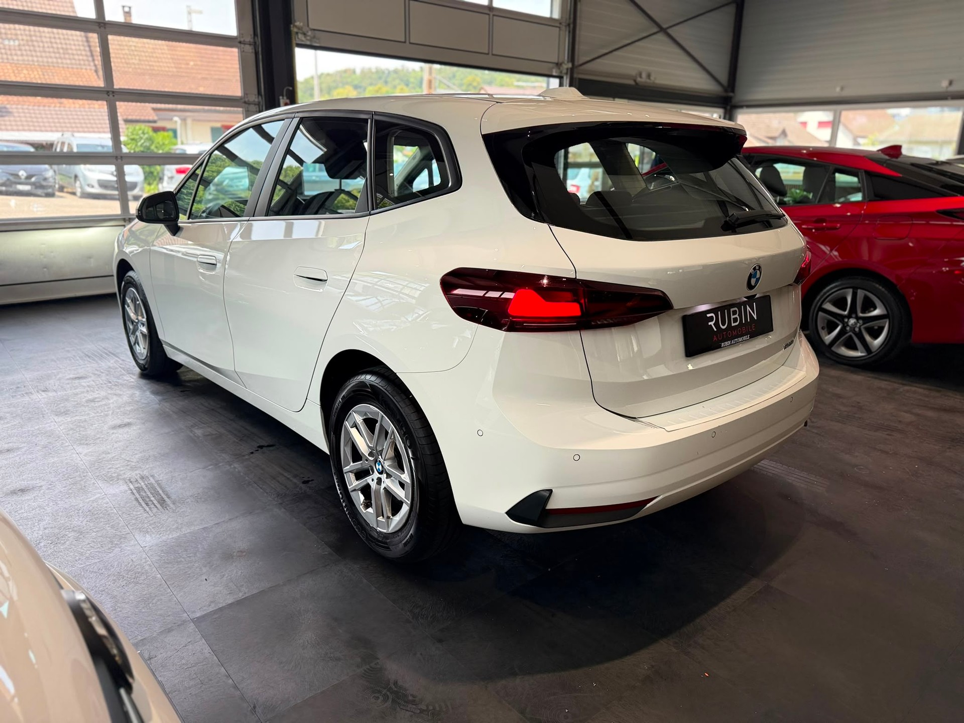 BMW 218i Active Tourer DKG-showroom-element-2