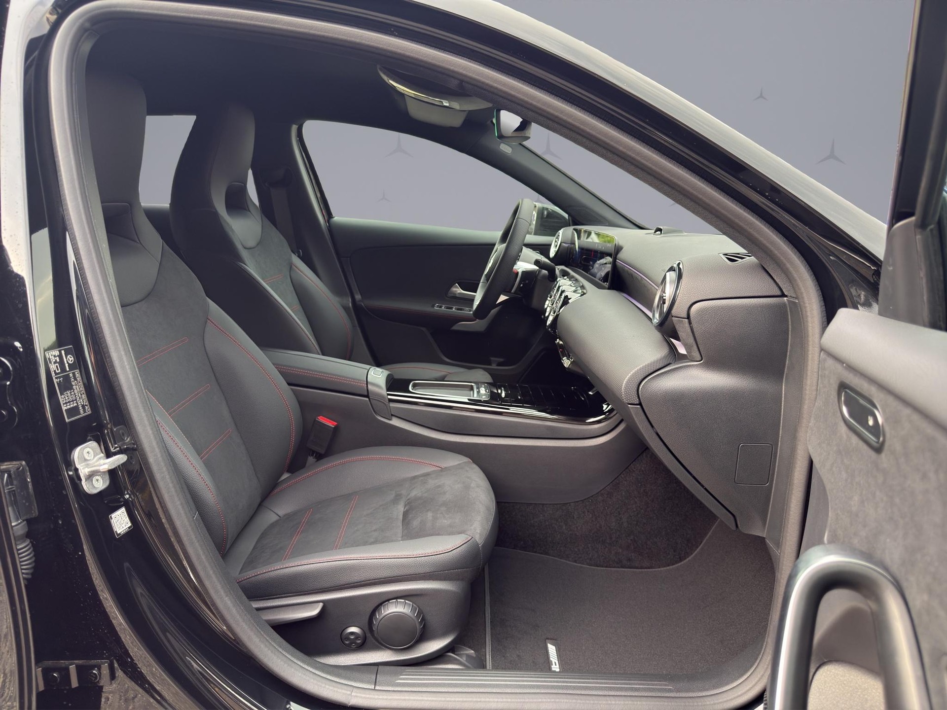 MERCEDES-BENZ A 200 Night Star AMG Line-image-16