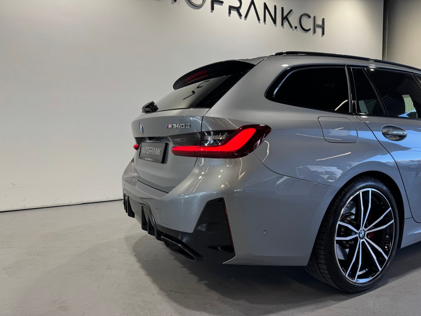 BMW M 340-showroom-element-2