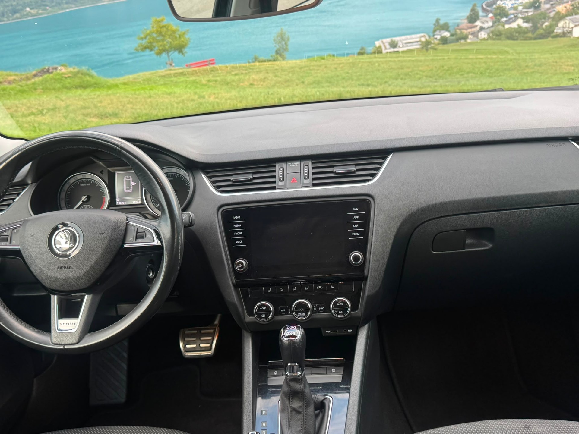 SKODA Octavia Combi 2.0 TDI Scout 4x4 DSG-image-15
