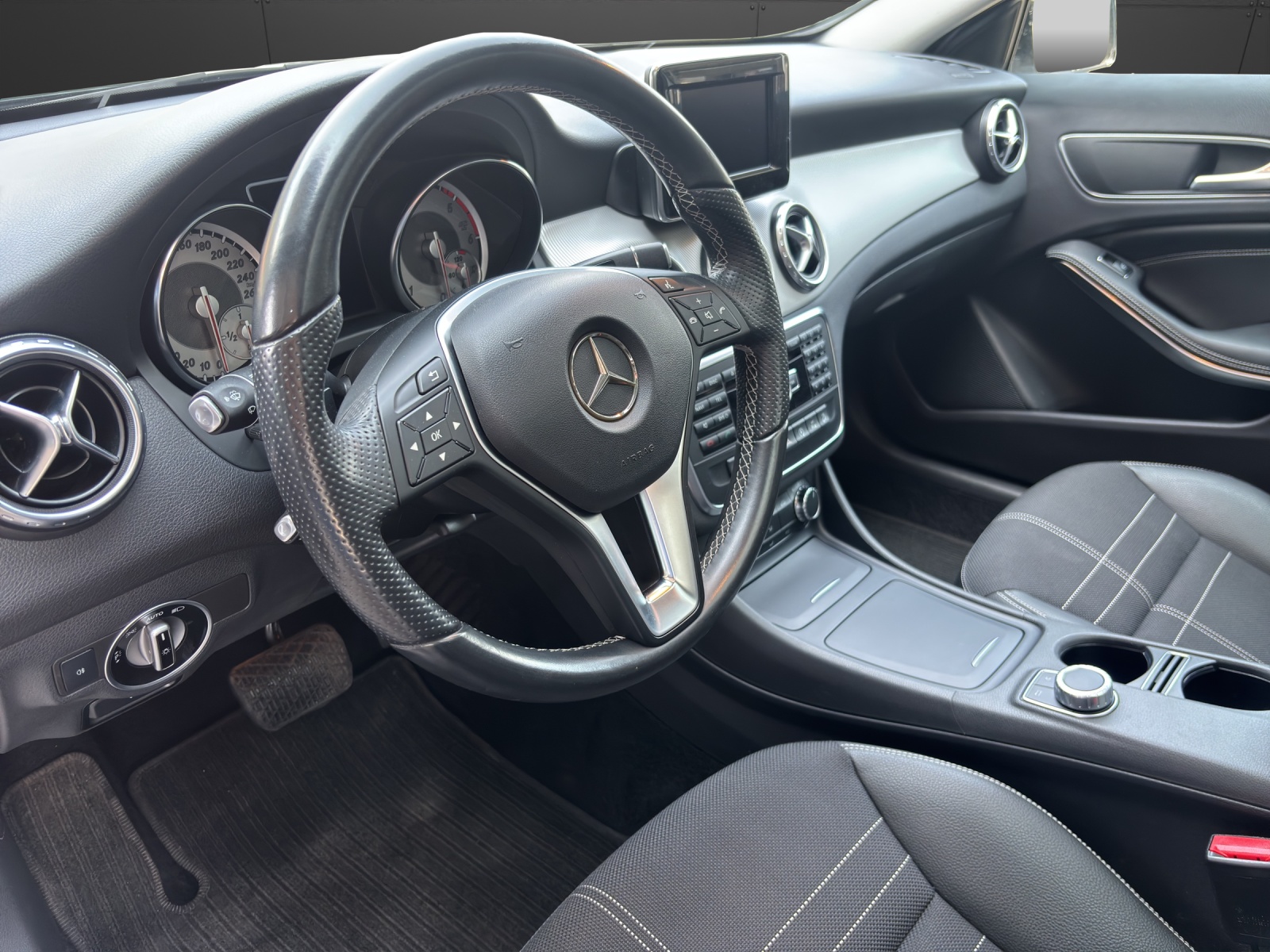 MERCEDES-BENZ GLA 200 CDI Swiss Star Edition Urban 4Matic 7G-DCT-showroom-element-3