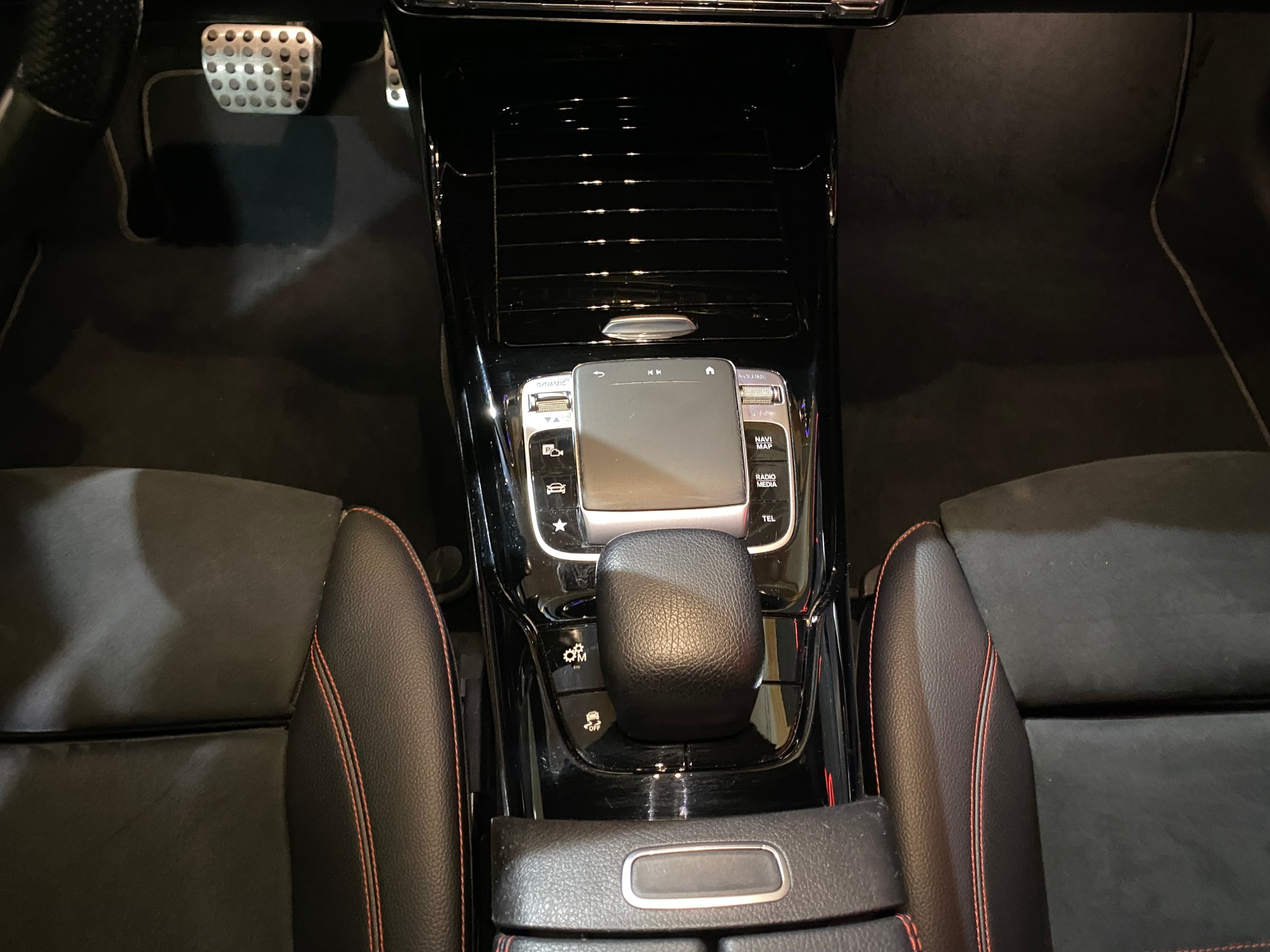 MERCEDES-BENZ A 35 AMG 4Matic Speedshift-image-21