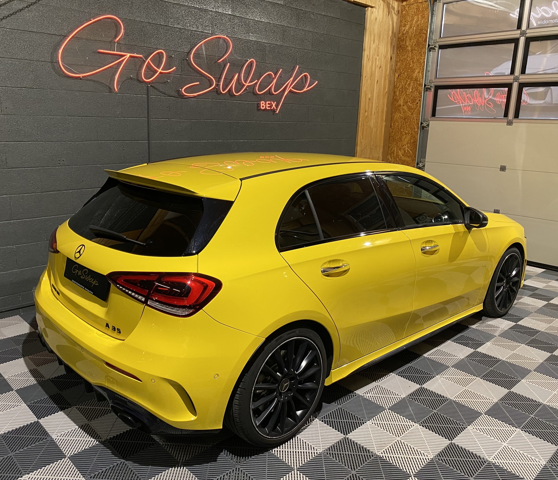 MERCEDES-BENZ A 35 AMG 4Matic Speedshift-showroom-element-3