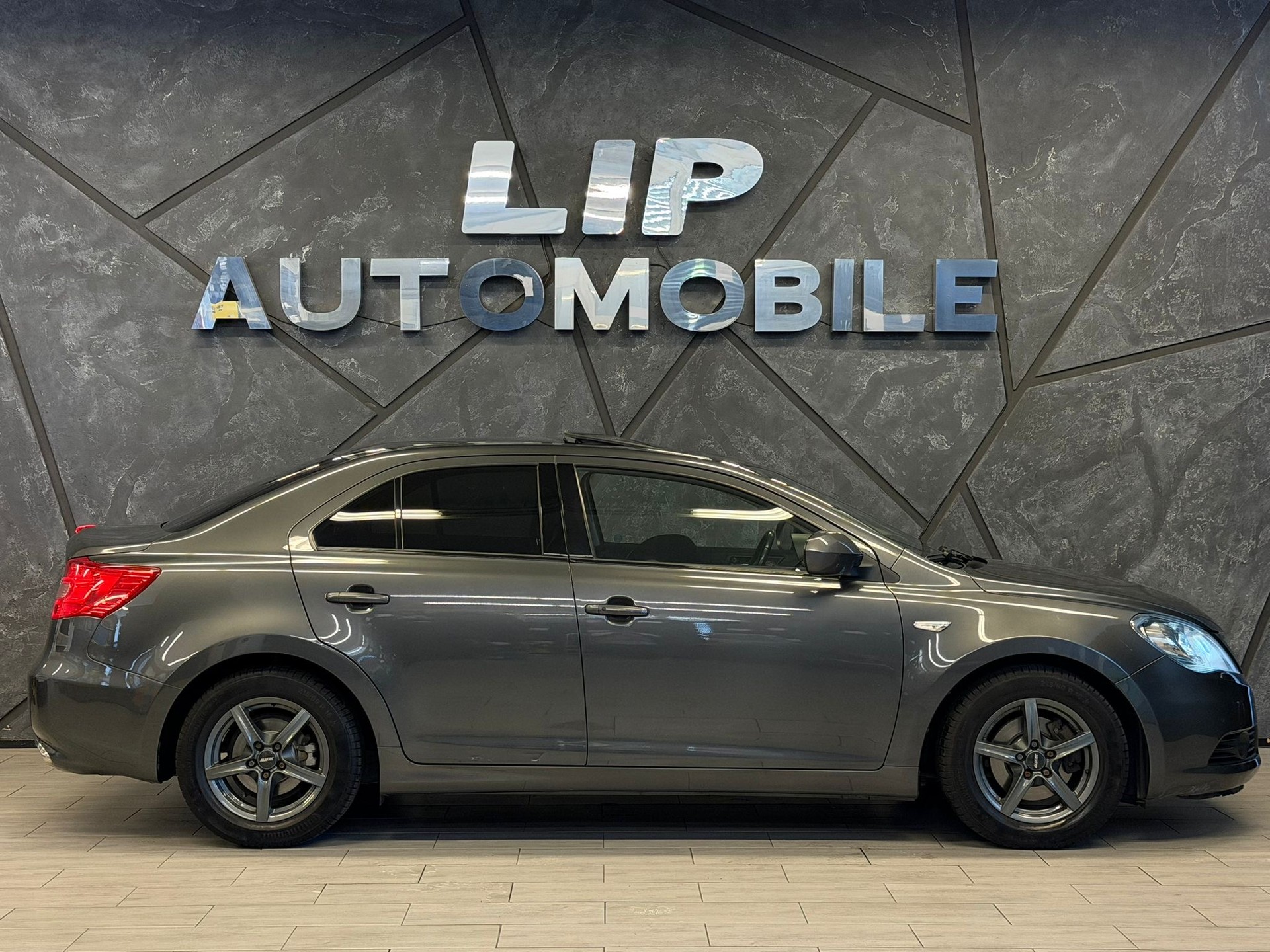 SUZUKI Kizashi 2.4 GL Top 4WD CVT-showroom-element-3