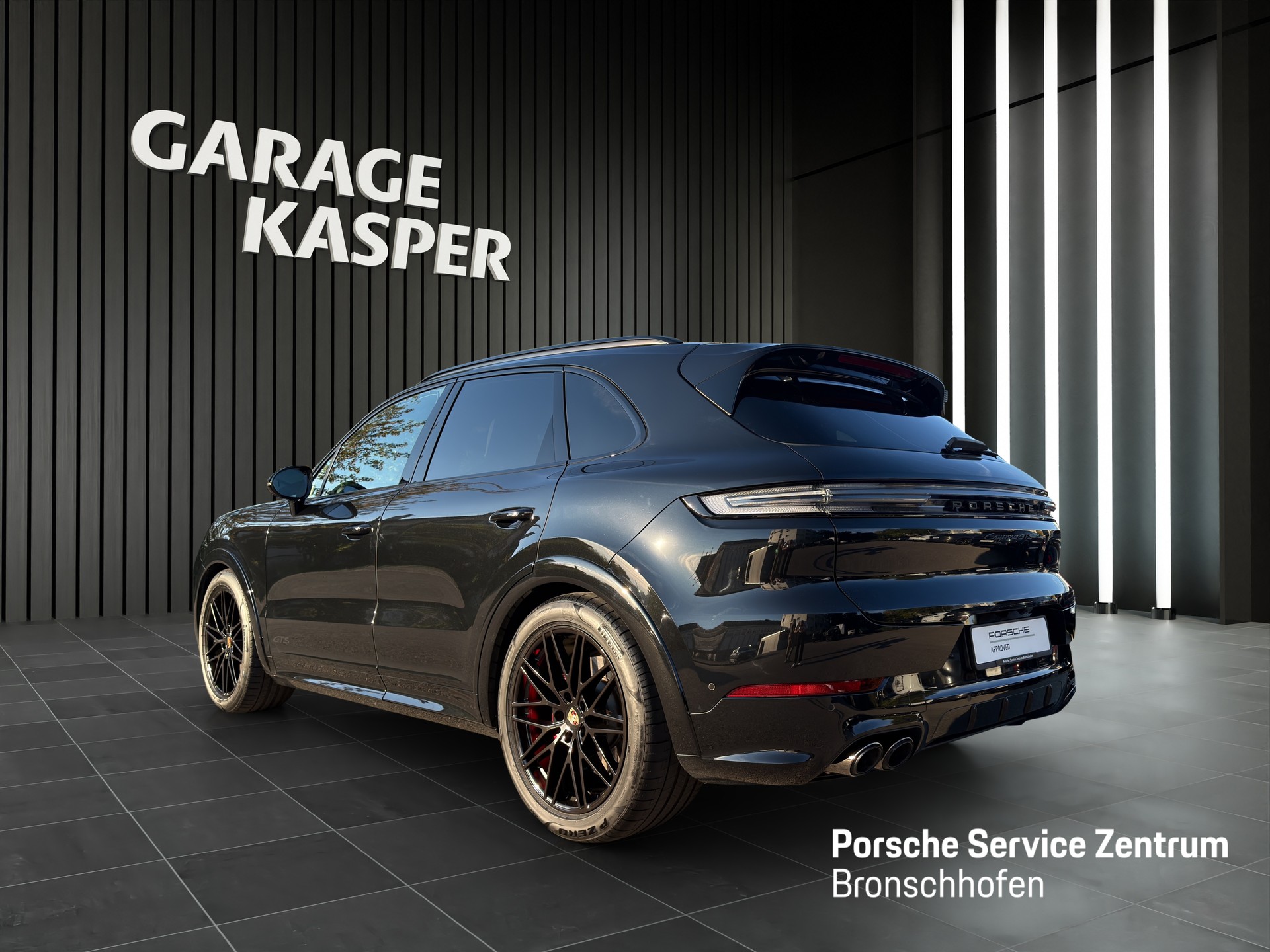 PORSCHE Cayenne-showroom-element-2
