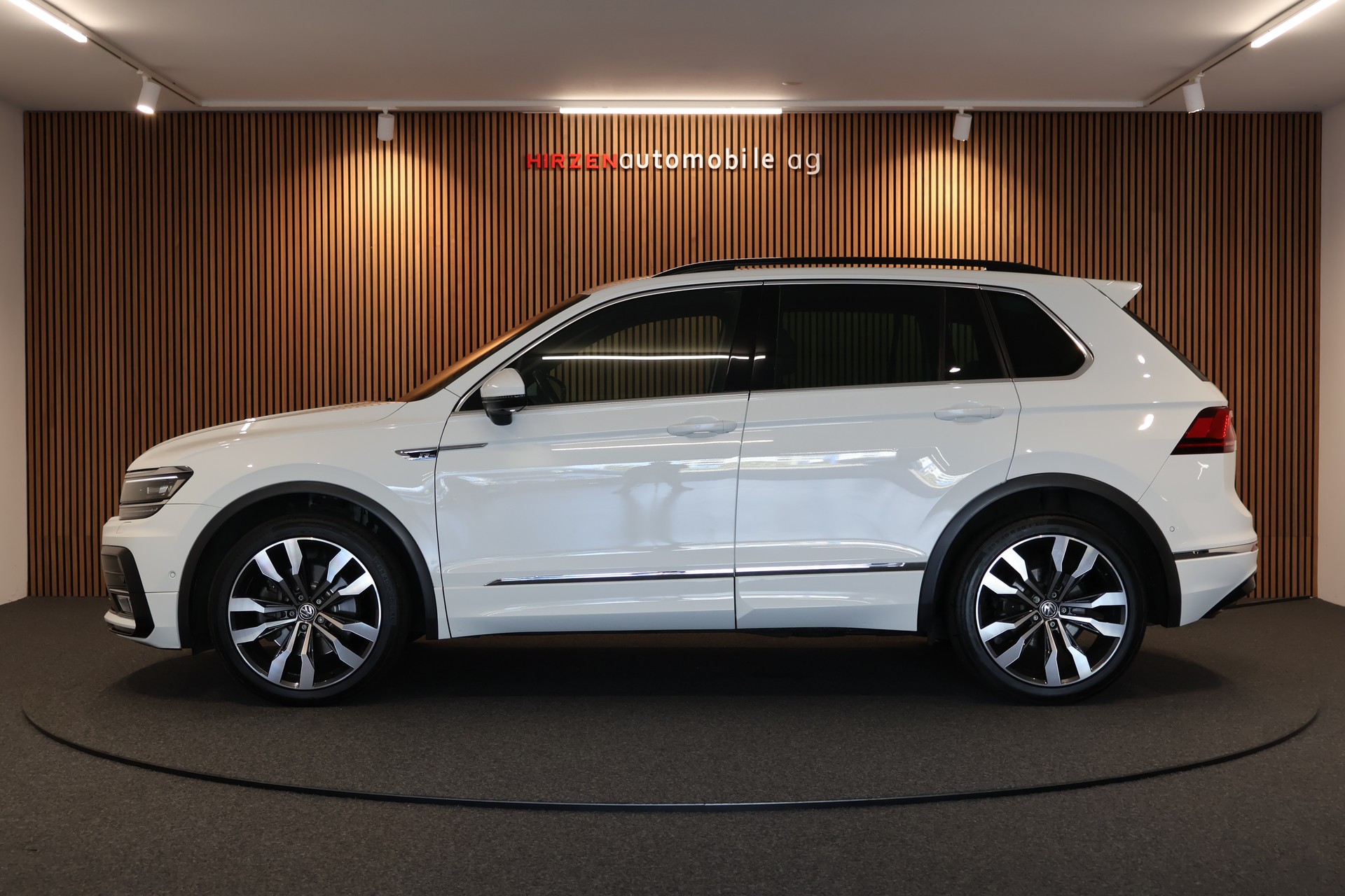 VW Tiguan 2.0TSI Highline 4Motion DSG-showroom-element-1