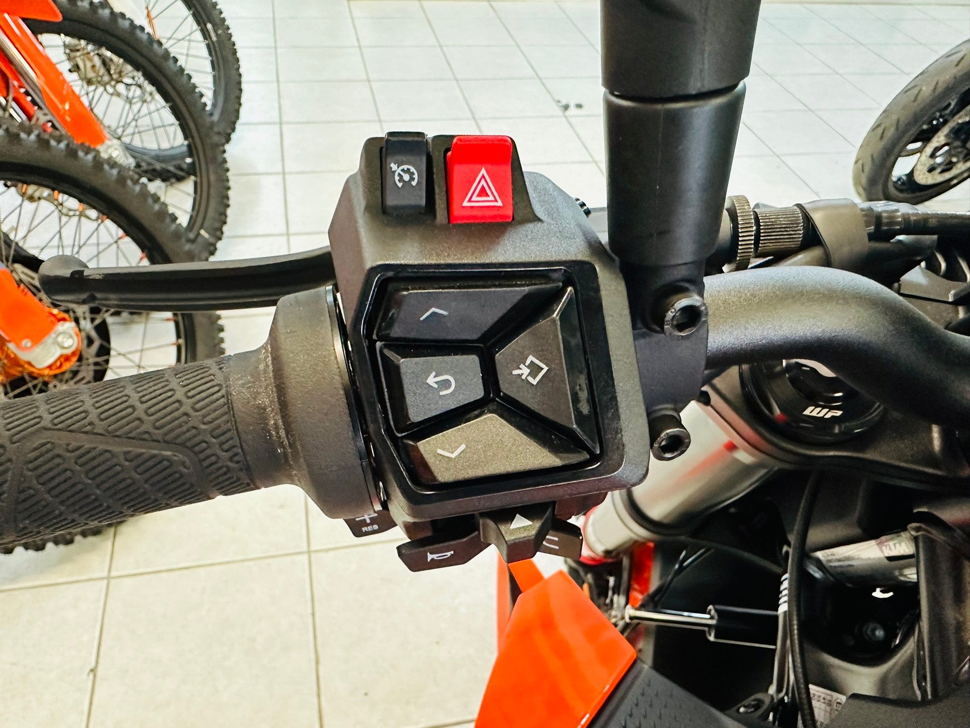 KTM 990 Duke-image-6