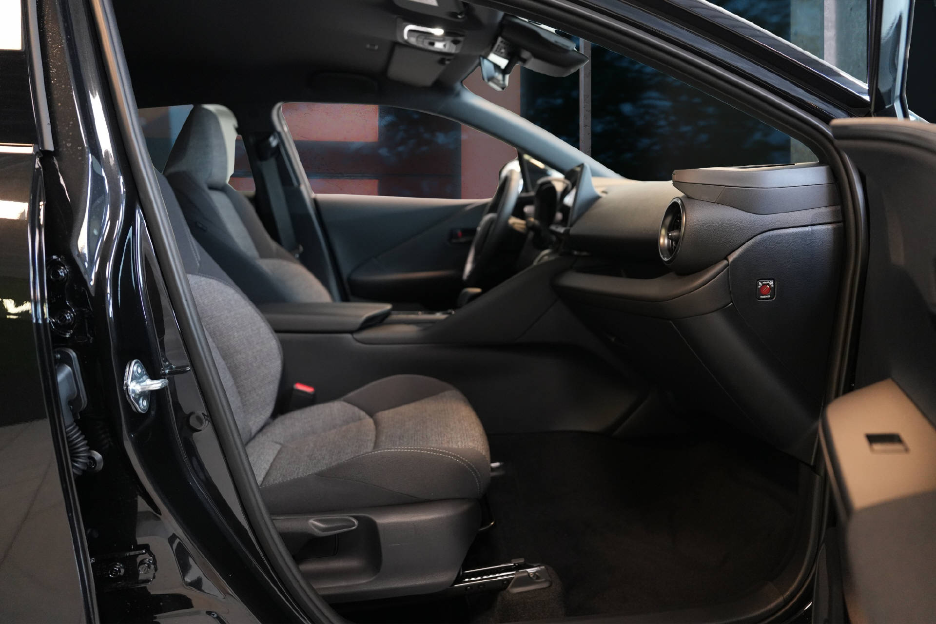 TOYOTA C-HR 1.8 HEV Swiss Edition-image-6