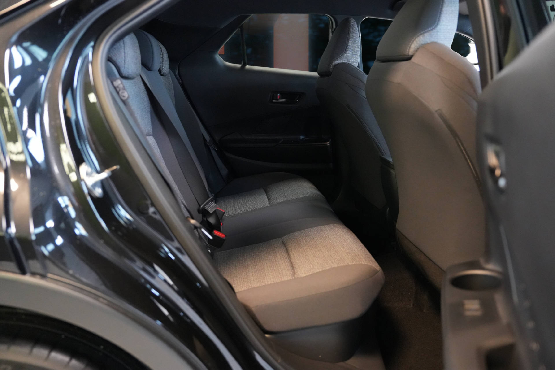 TOYOTA C-HR 1.8 HEV Swiss Edition-image-7