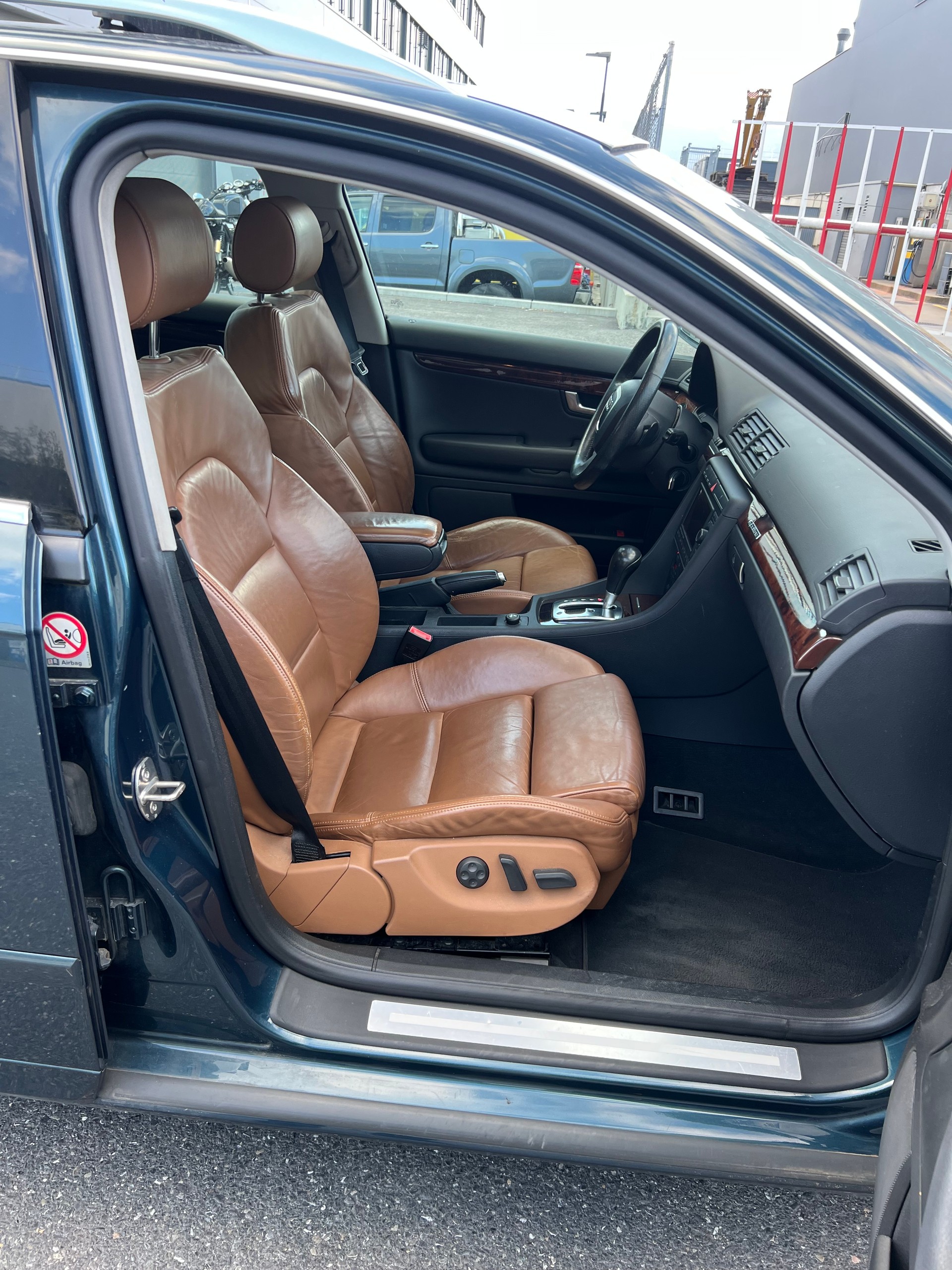 AUDI A4 Avant 2.0 Turbo FSI quattro-image-13