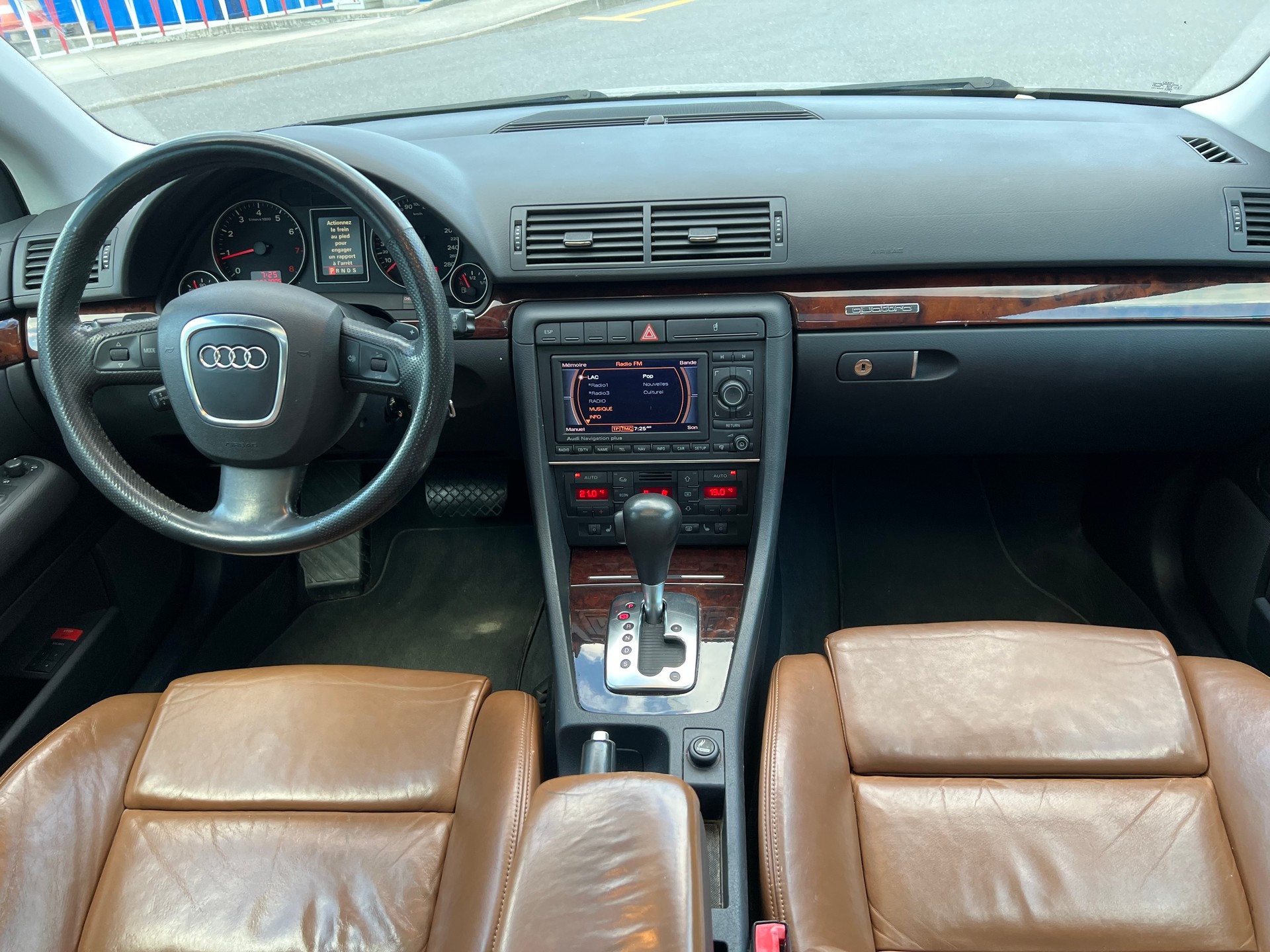 AUDI A4 Avant 2.0 Turbo FSI quattro-image-10
