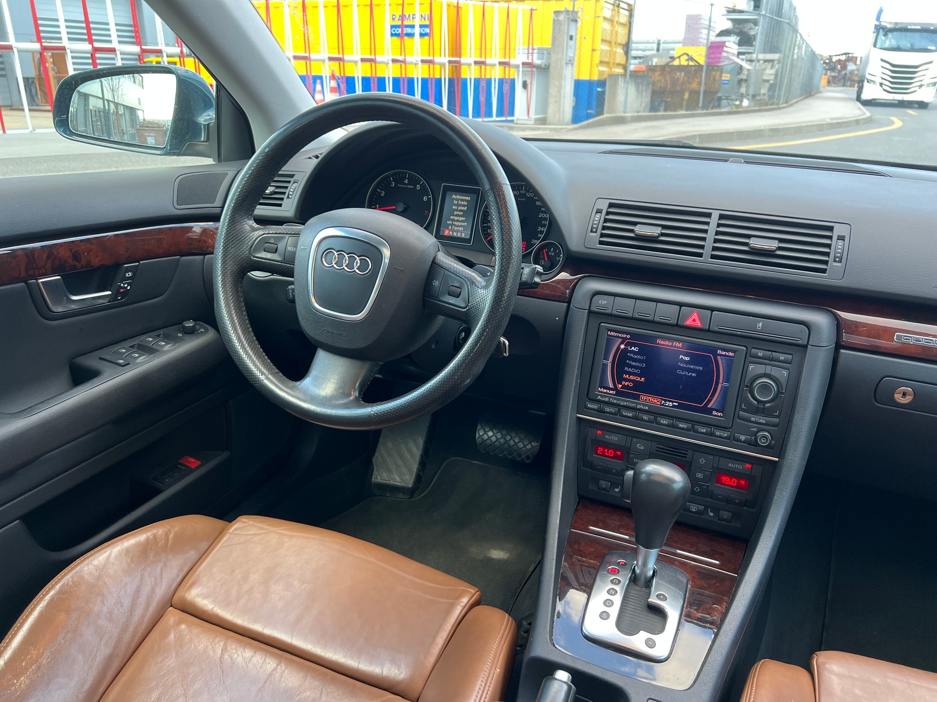 AUDI A4 Avant 2.0 Turbo FSI quattro-image-11