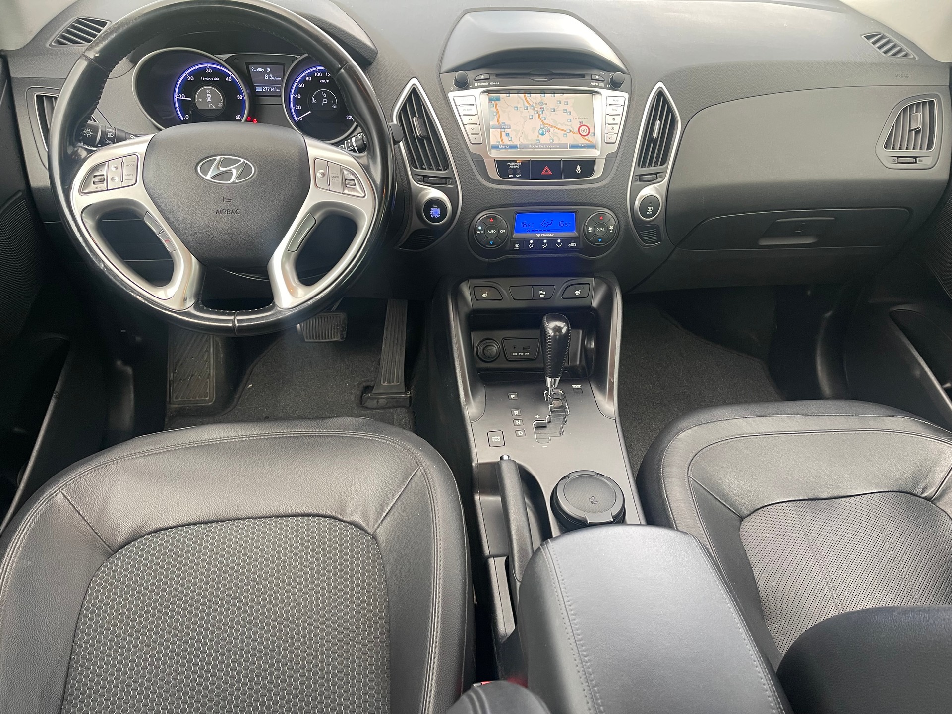 HYUNDAI iX 35 2.0 CRDi Premium 4WD Automatic-image-4