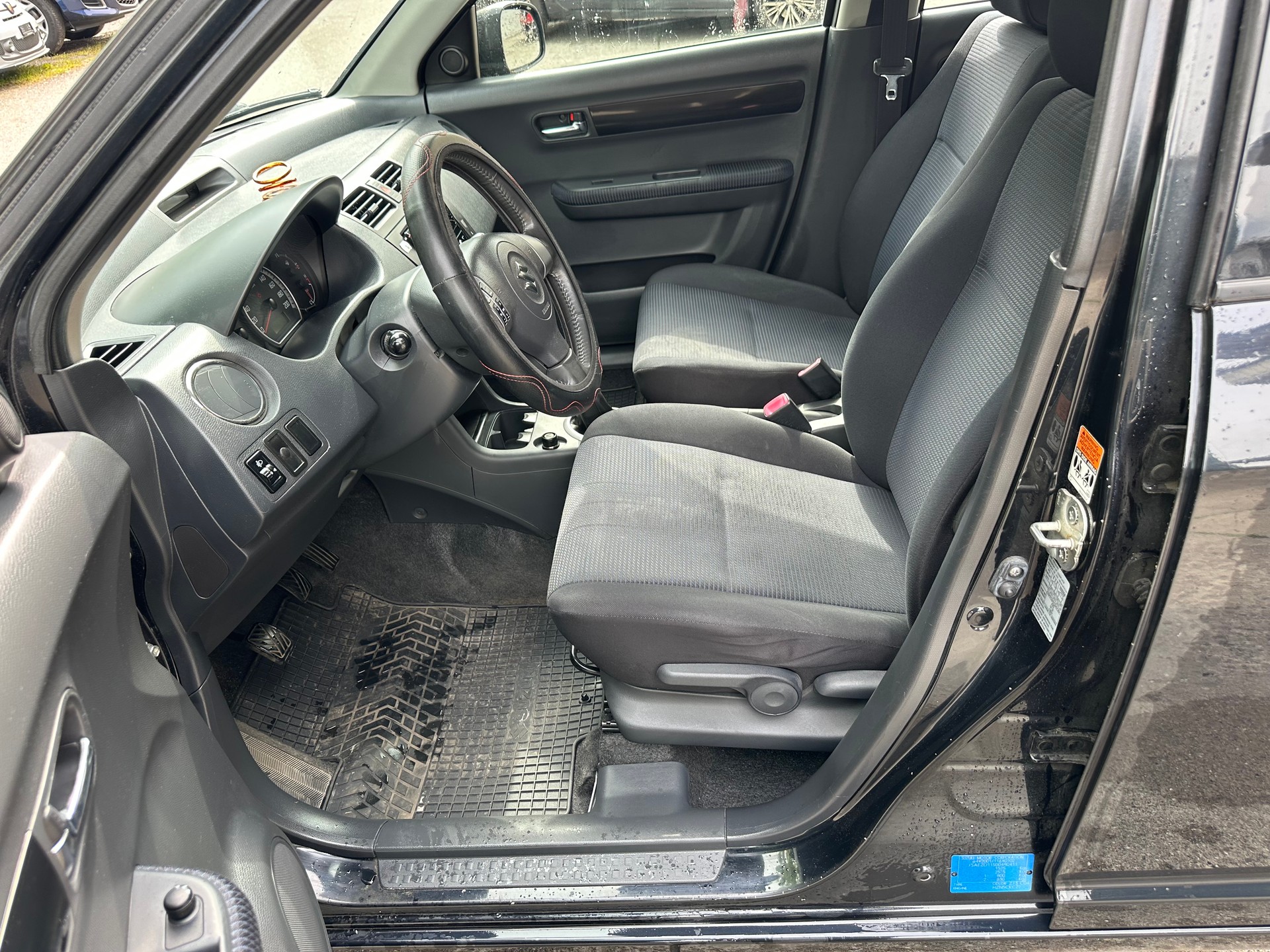 SUZUKI Swift 1.3i 16V GL Top 4x4-image-9