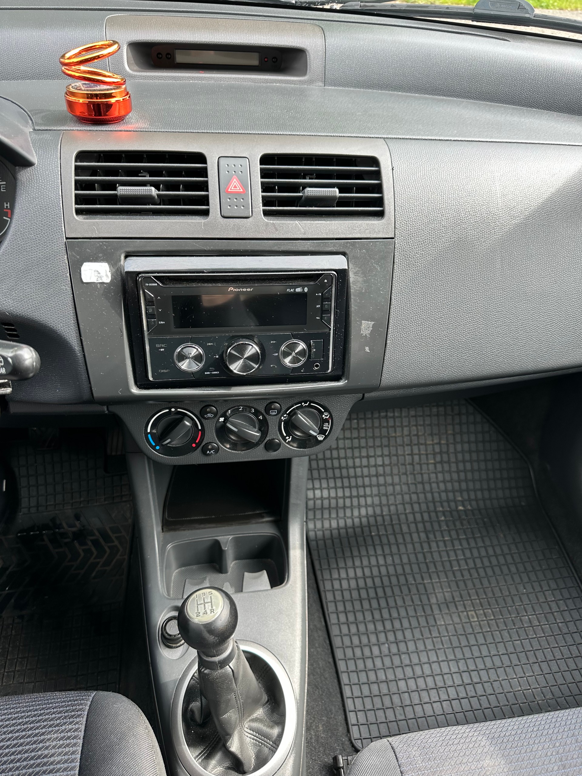 SUZUKI Swift 1.3i 16V GL Top 4x4-image-10