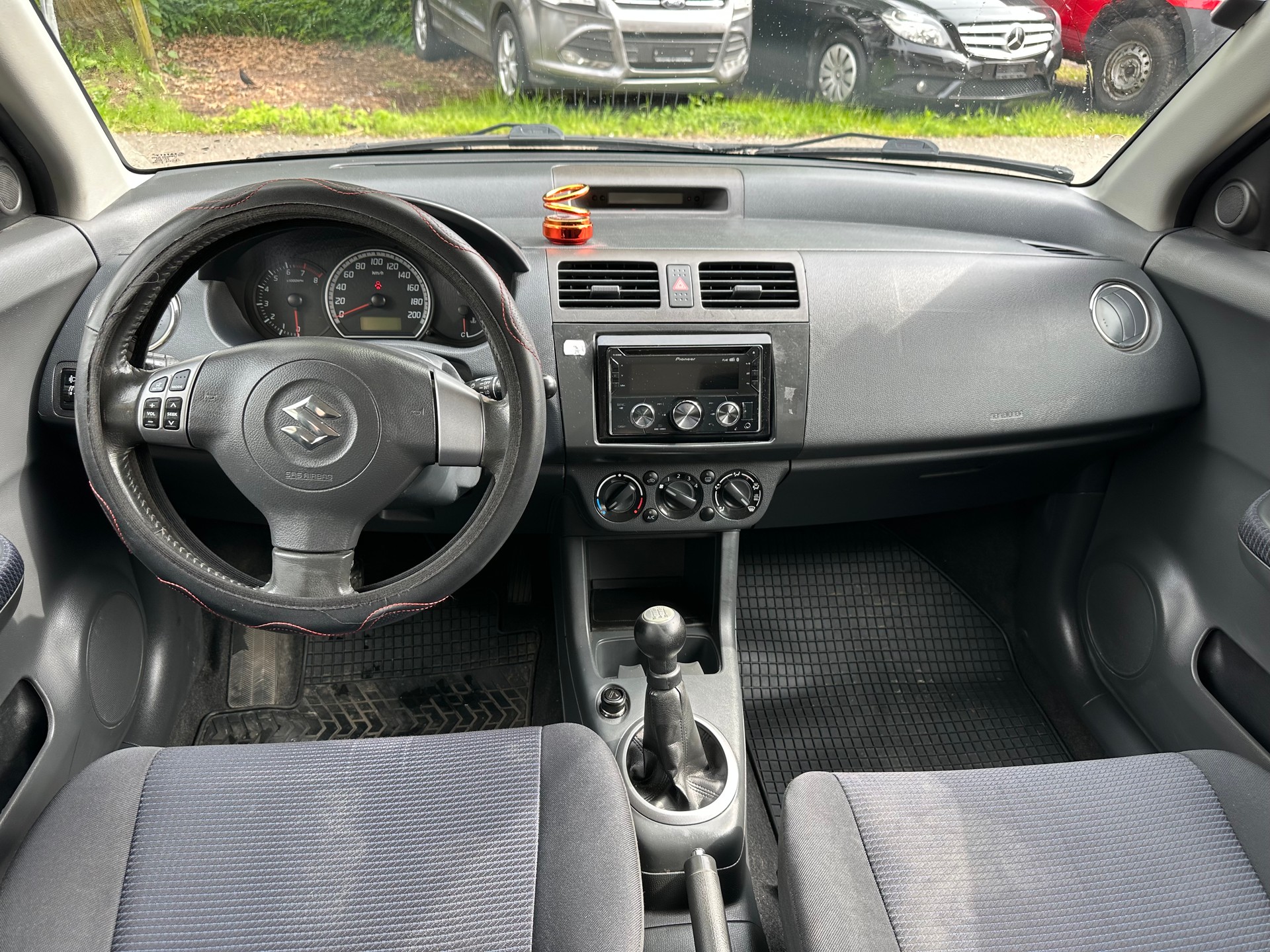SUZUKI Swift 1.3i 16V GL Top 4x4-image-8