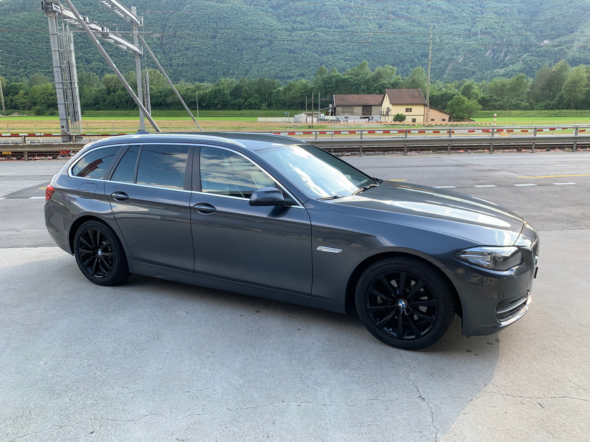 BMW 520d Touring xDrive Luxury Line Steptronic-image-2