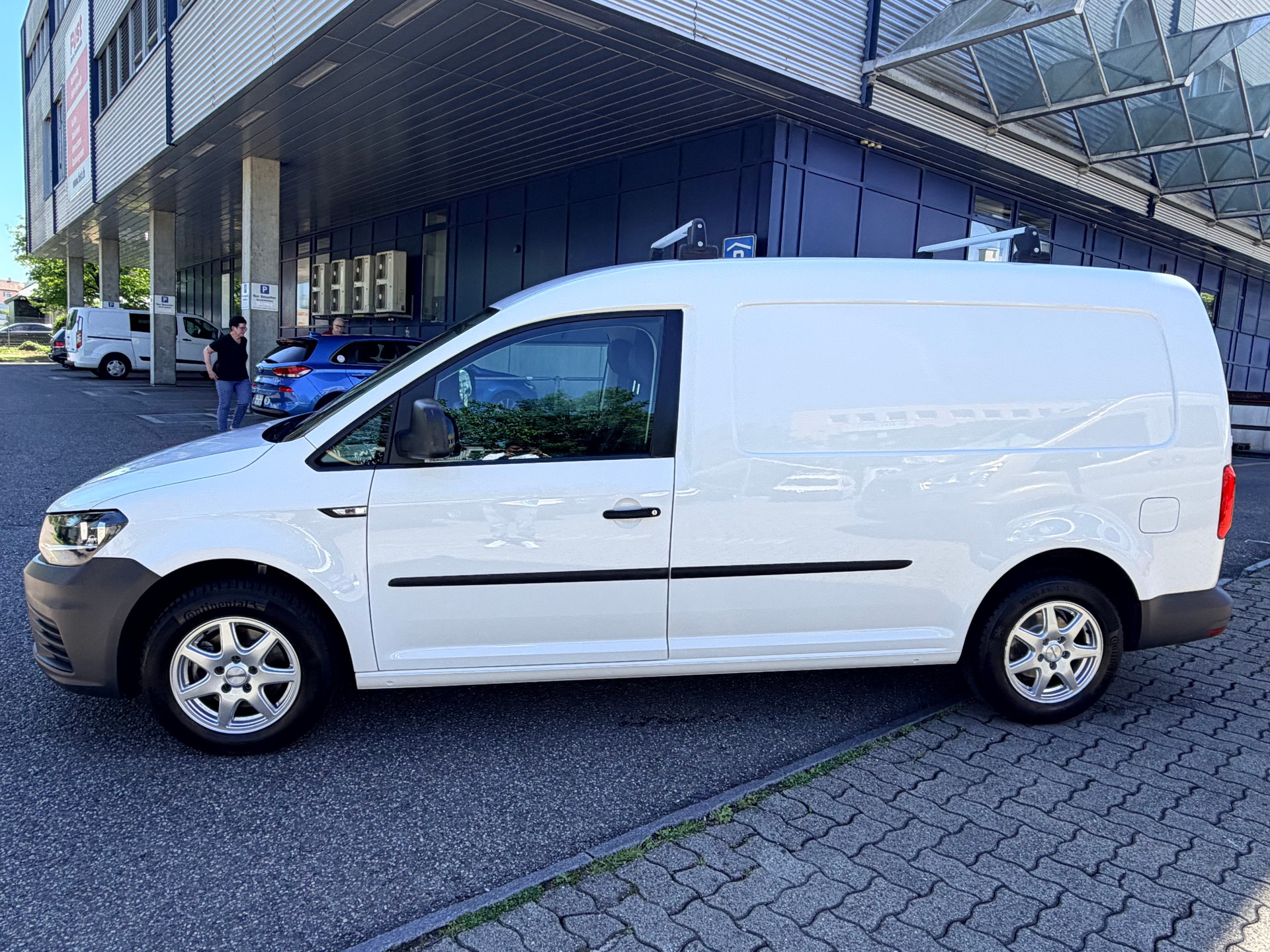 VW Caddy Maxi 1.0TSI BlueMotion Technology-image-5