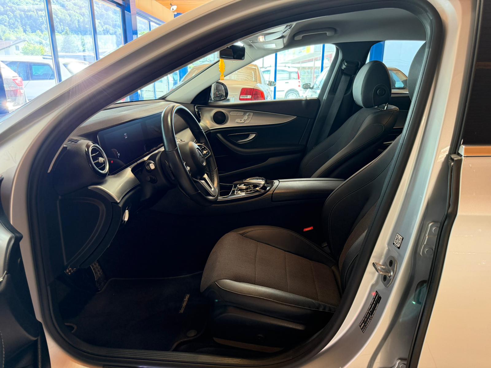 MERCEDES-BENZ E 200 Exclusive 4Matic 9G-Tronic-image-11
