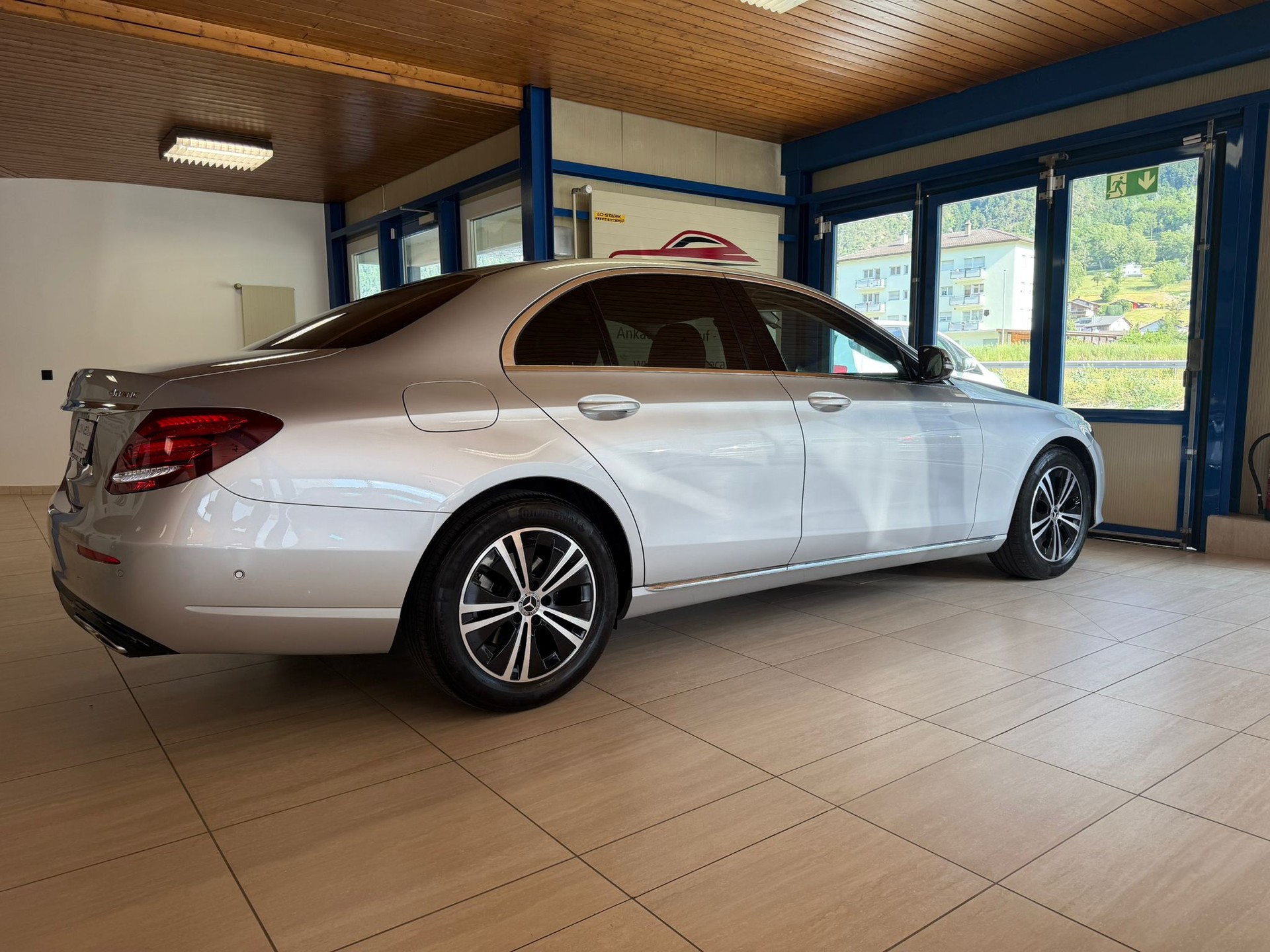 MERCEDES-BENZ E 200 Exclusive 4Matic 9G-Tronic-image-10