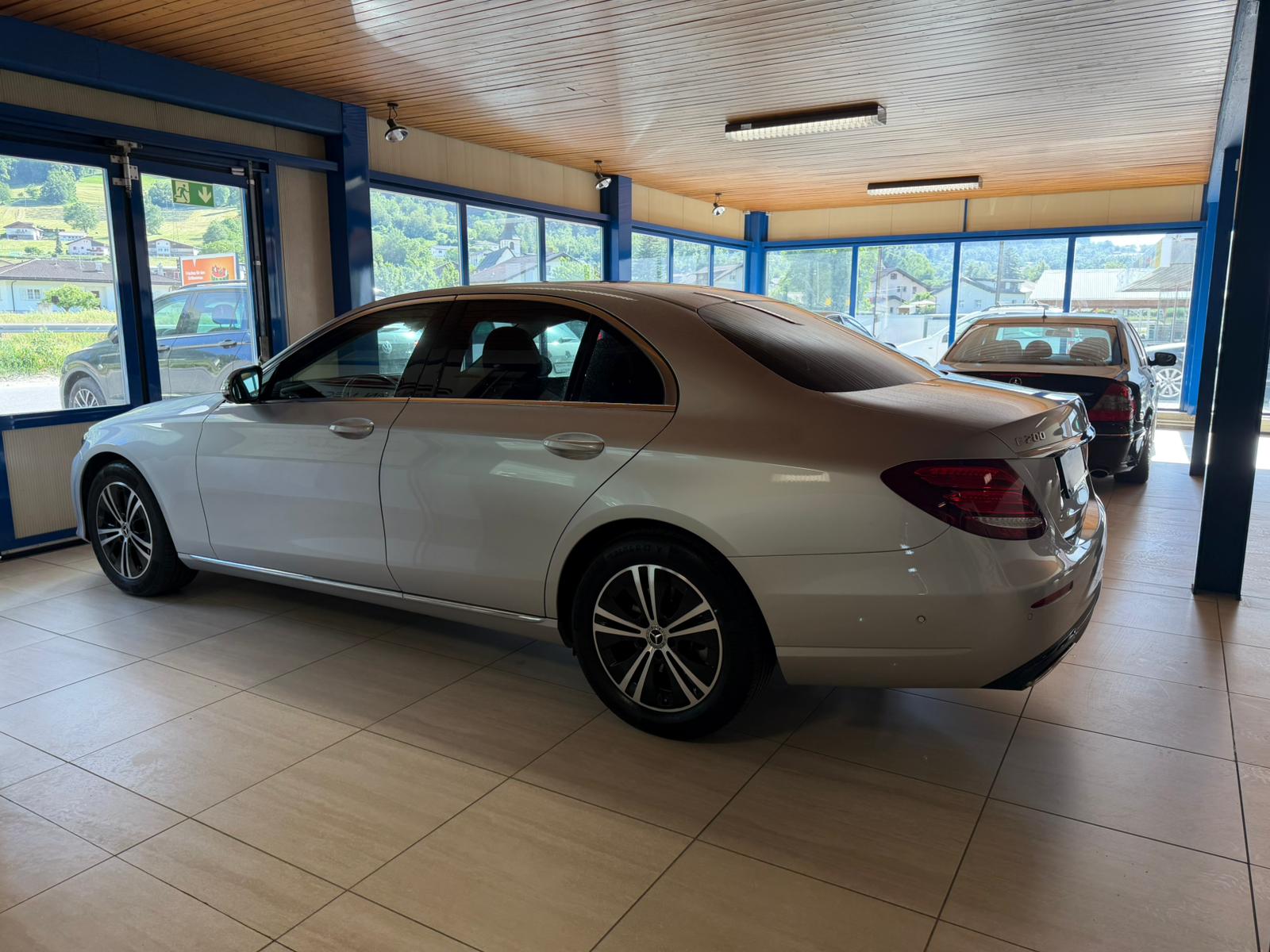 MERCEDES-BENZ E 200 Exclusive 4Matic 9G-Tronic-image-7