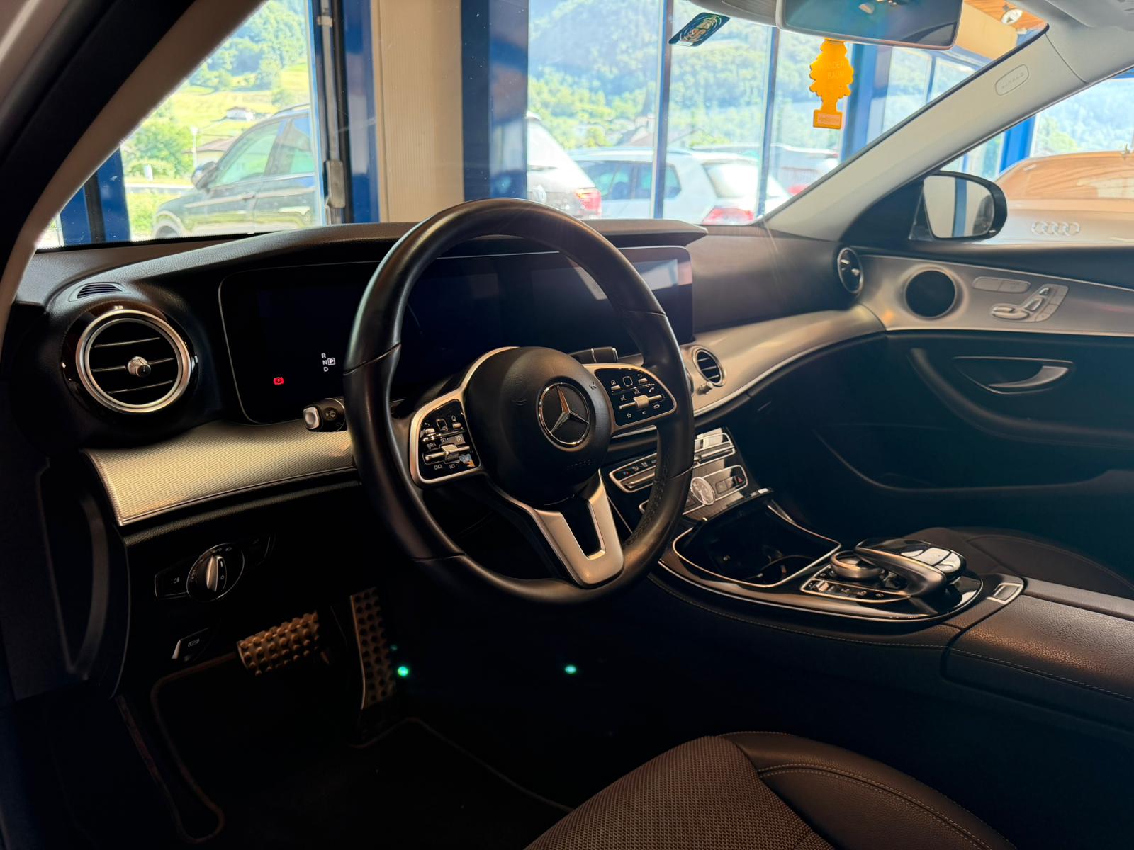 MERCEDES-BENZ E 200 Exclusive 4Matic 9G-Tronic-image-12