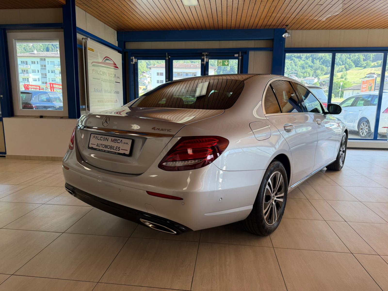 MERCEDES-BENZ E 200 Exclusive 4Matic 9G-Tronic-image-9